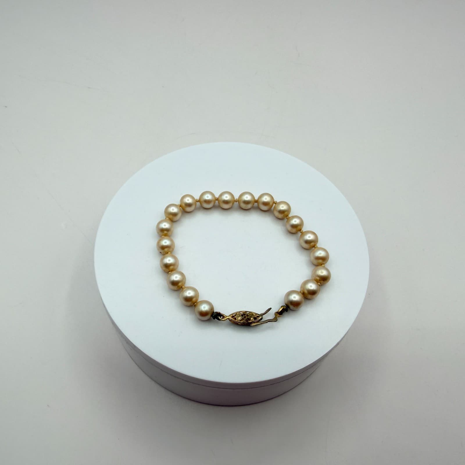 Vintage 90s Gold Tone Cream Faux Pearl Bracelet Women's Classic Fashion Jewelry - Thumbnail 2