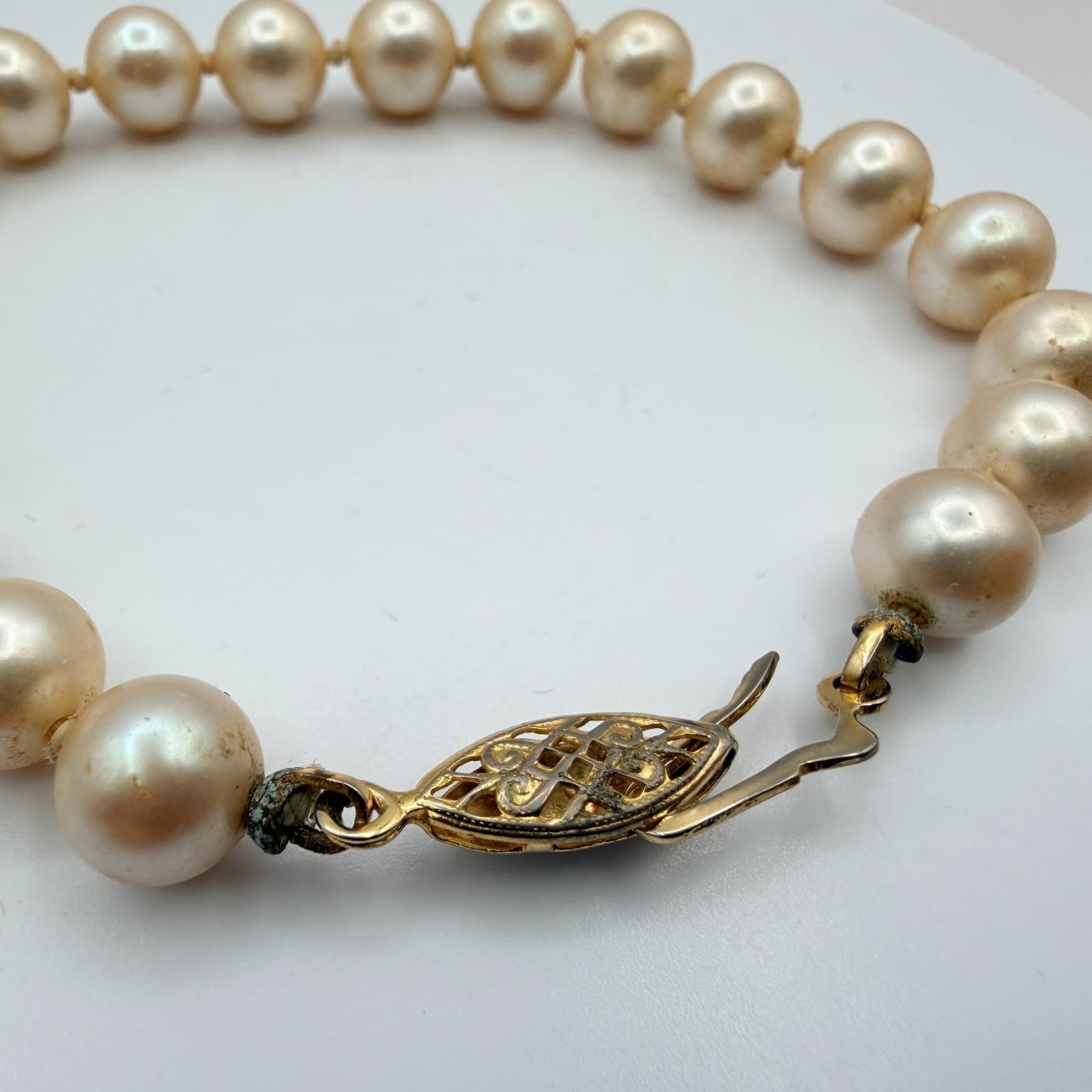Vintage 90s Gold Tone Cream Faux Pearl Bracelet Women's Classic Fashion Jewelry - Thumbnail 4