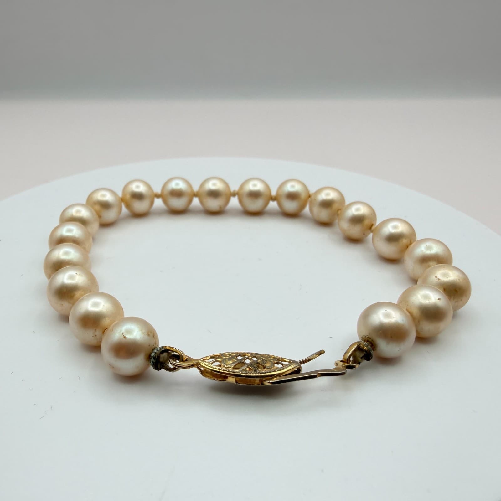 Vintage 90s Gold Tone Cream Faux Pearl Bracelet Women's Classic Fashion Jewelry - Thumbnail 8