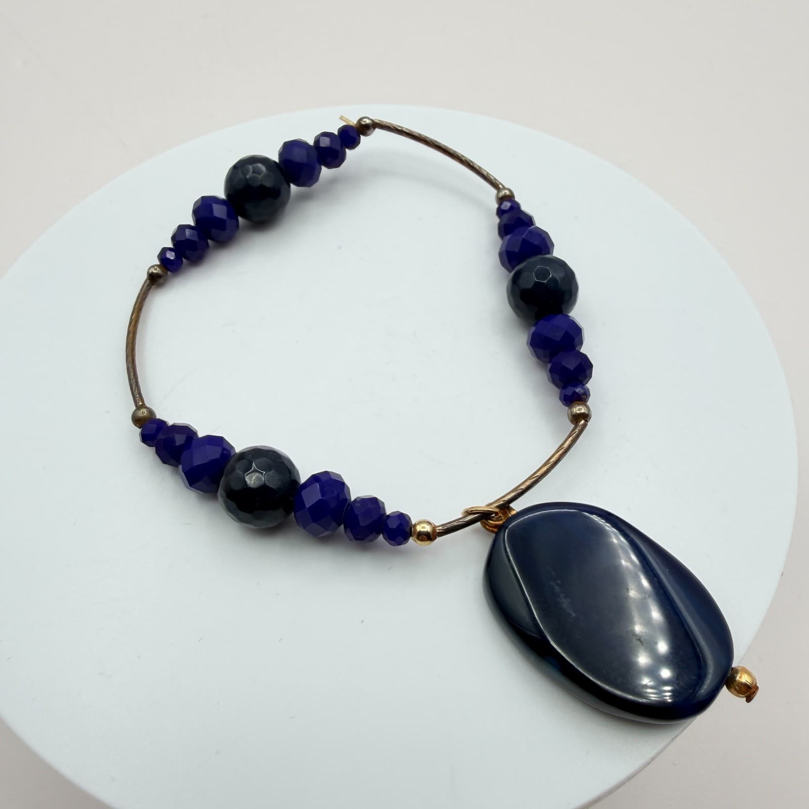 Vintage 90s Cobalt Blue Glass Bead Bangle Bracelet Gold Tone Agate Charm Jewelry - Thumbnail 4