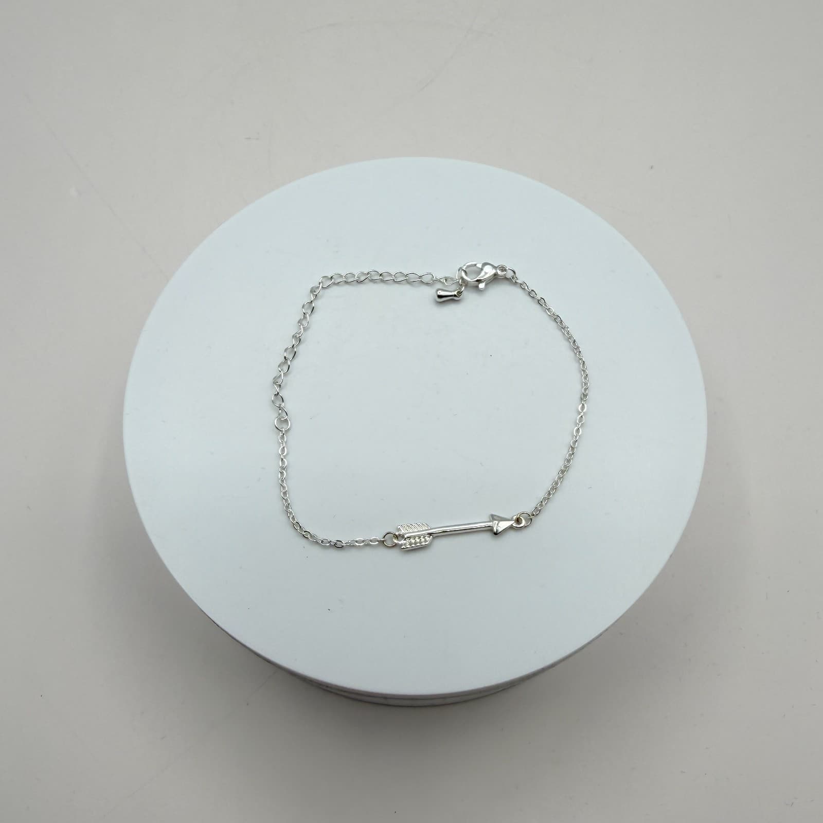 Vintage 90s Silver Tone Arrow Charm Bracelet Minimalist Women's Classic Jewelry - Thumbnail 2