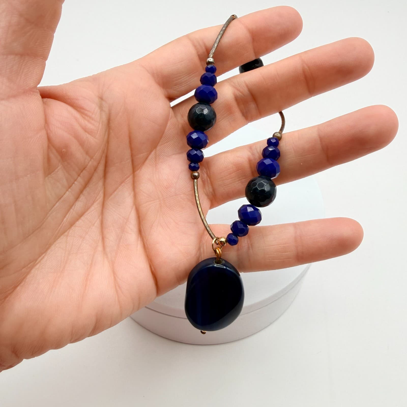 Vintage 90s Cobalt Blue Glass Bead Bangle Bracelet Gold Tone Agate Charm Jewelry - Thumbnail 10