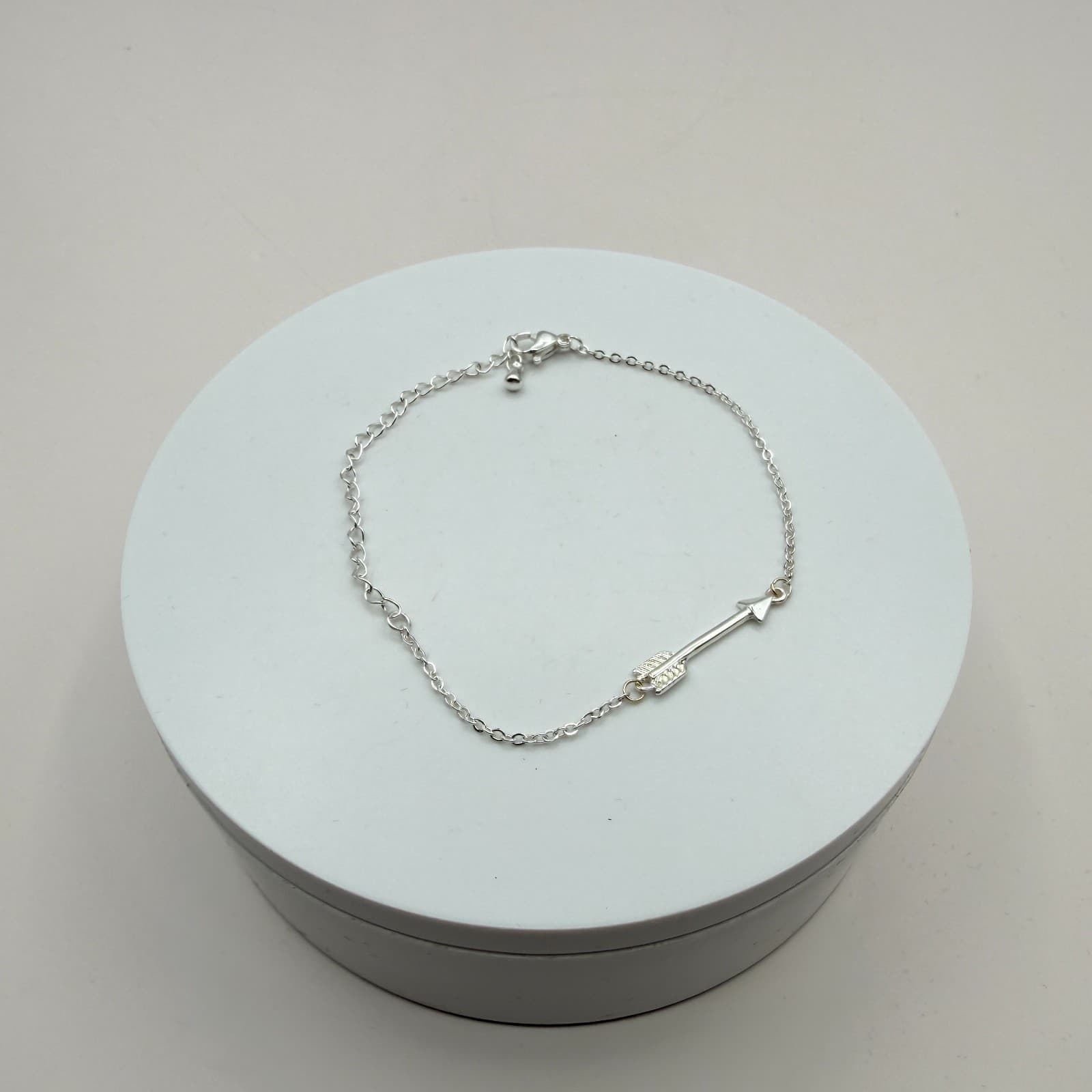 Vintage 90s Silver Tone Arrow Charm Bracelet Minimalist Women's Classic Jewelry - Thumbnail 7