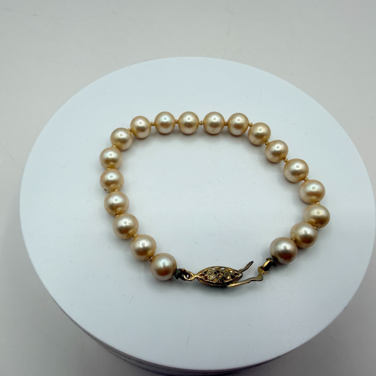 Vintage 90s Gold Tone Cream Faux Pearl Bracelet Women's Classic Fashion Jewelry - Thumbnail 3