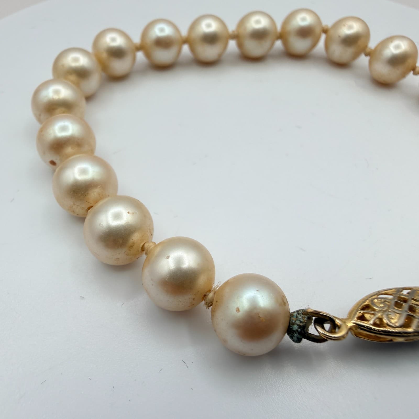 Vintage 90s Gold Tone Cream Faux Pearl Bracelet Women's Classic Fashion Jewelry - Thumbnail 5