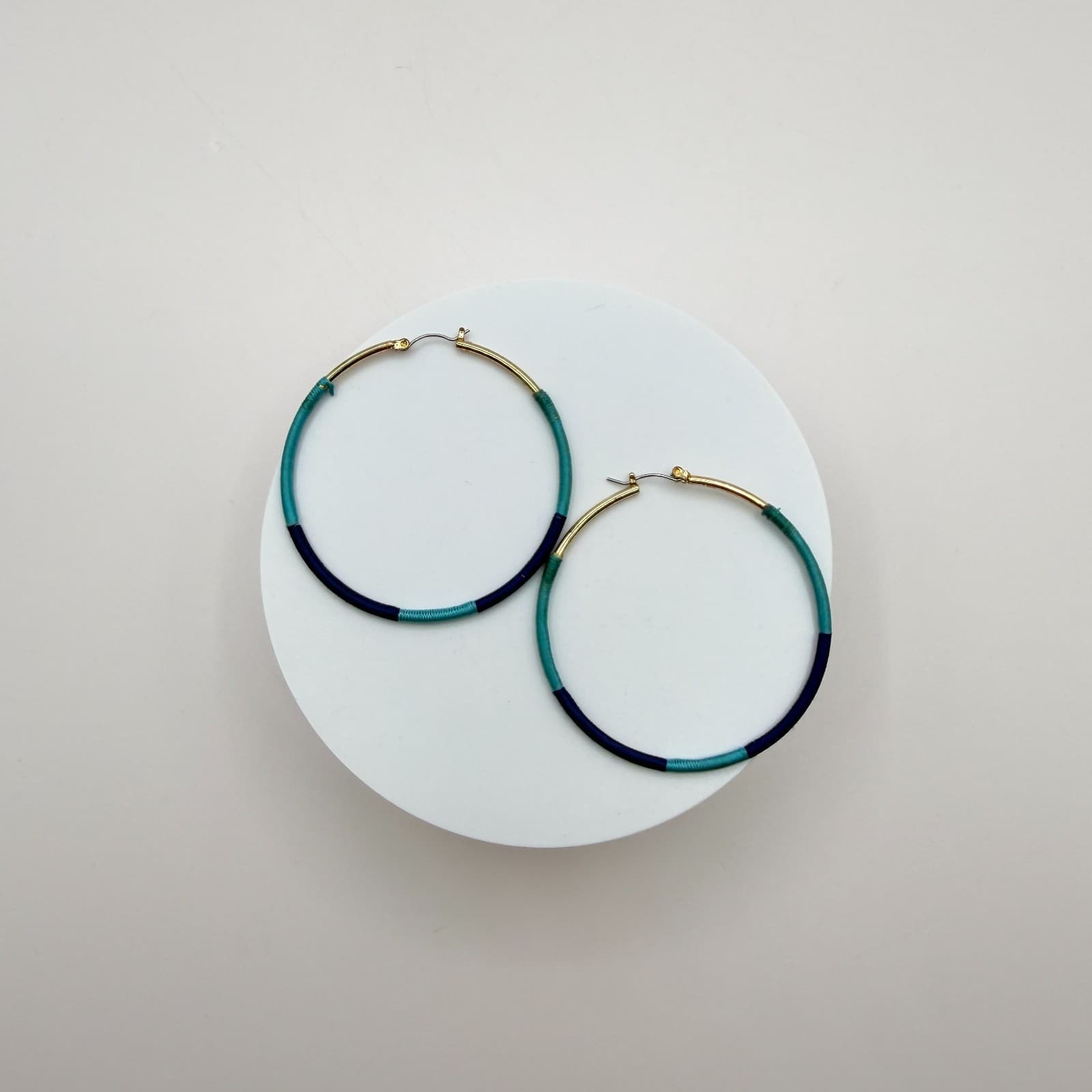 Vintage 90s Large Hoop Earrings Gold Tone Teal Blue Thread Wrapped Boho Fashion - Thumbnail 2