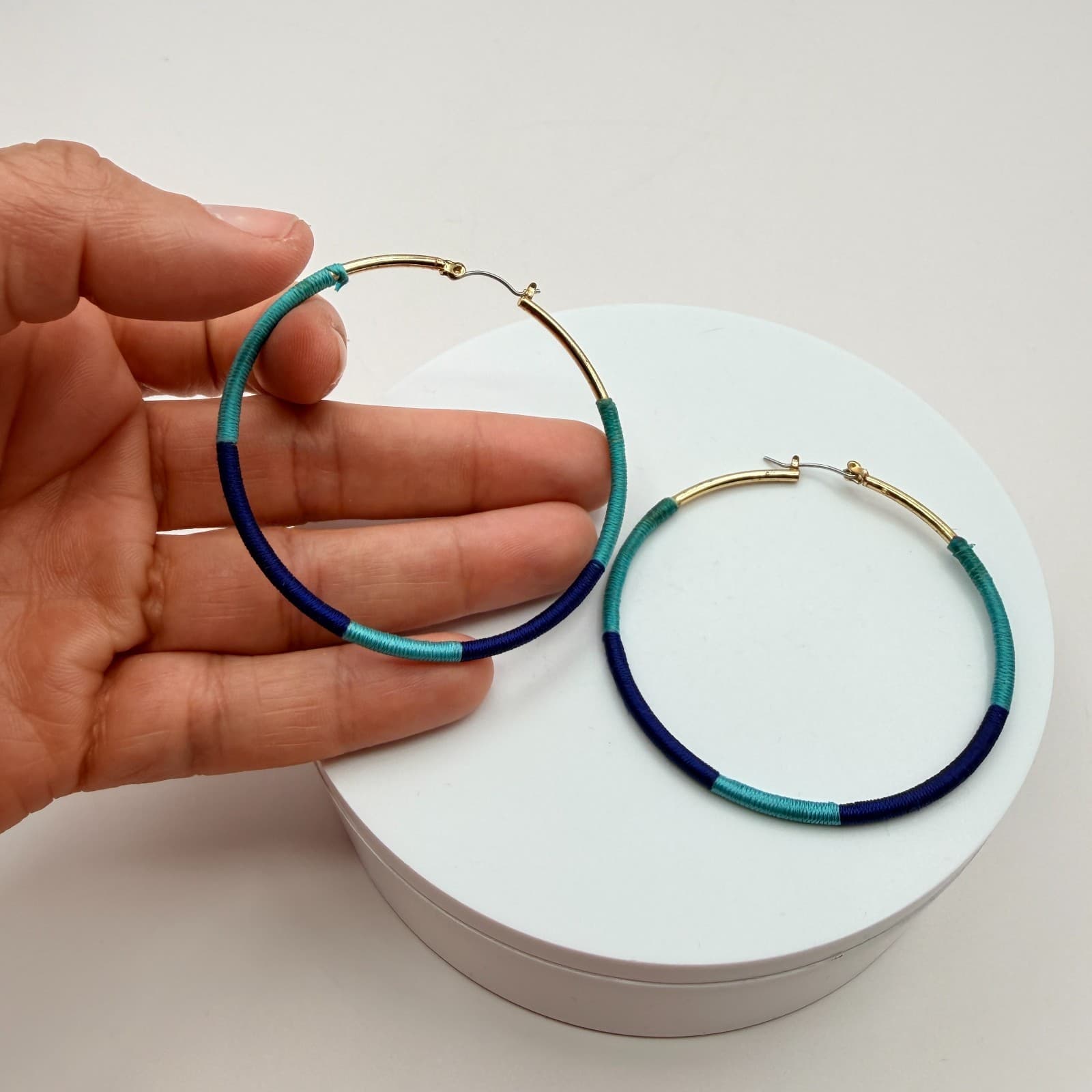 Vintage 90s Large Hoop Earrings Gold Tone Teal Blue Thread Wrapped Boho Fashion - Thumbnail 8