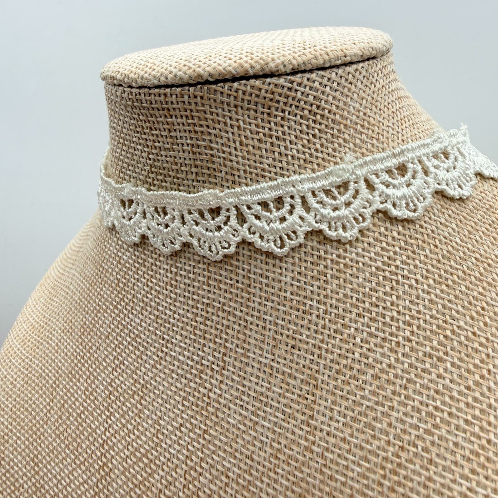 VTG Y2K Silver Tone Cream Lace Crochet Choker Necklace Women's Fashion Jewelry - Thumbnail 4