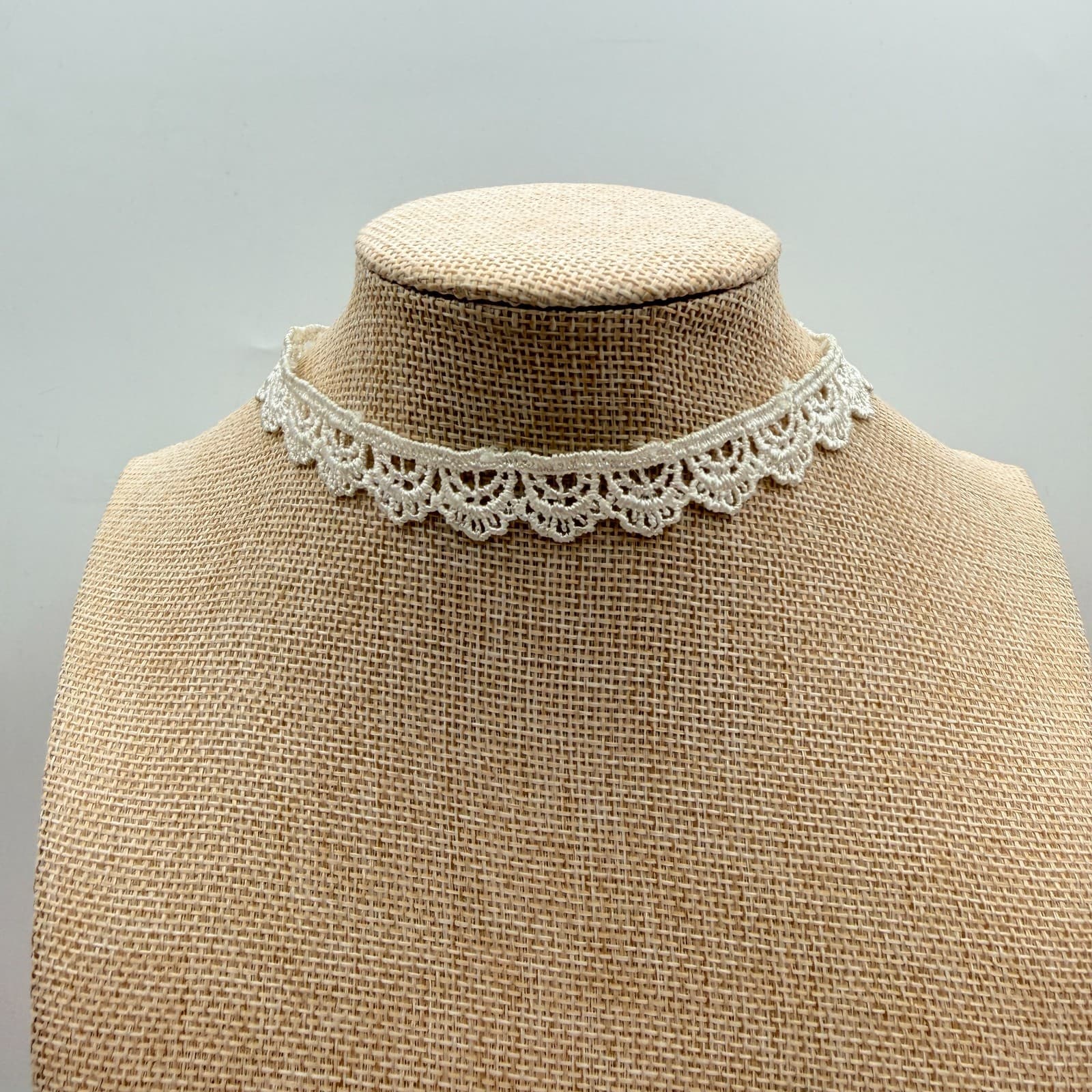 VTG Y2K Silver Tone Cream Lace Crochet Choker Necklace Women's Fashion Jewelry - Image 1