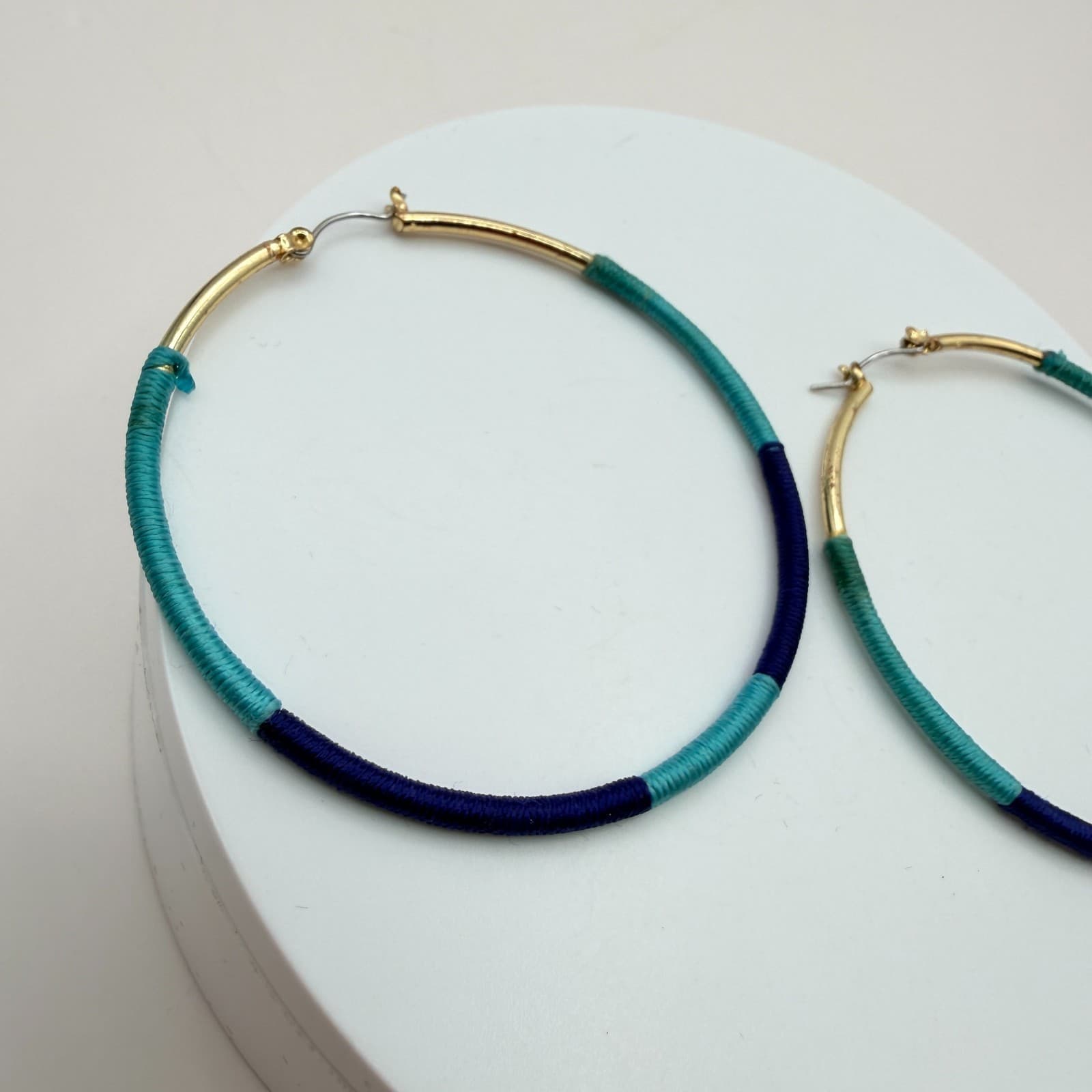 Vintage 90s Large Hoop Earrings Gold Tone Teal Blue Thread Wrapped Boho Fashion - Thumbnail 3