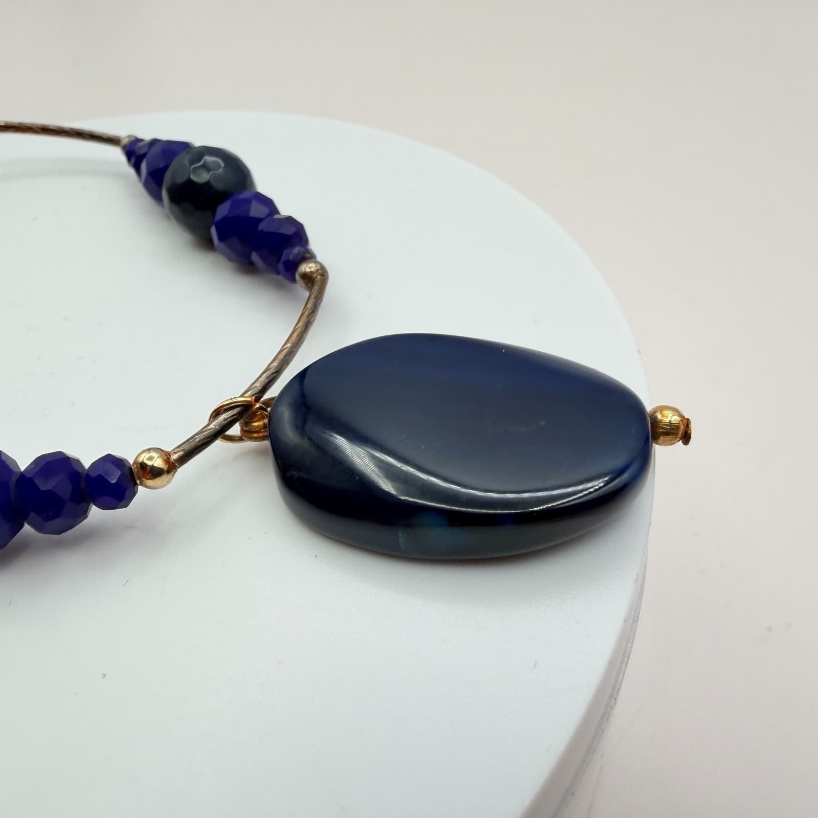 Vintage 90s Cobalt Blue Glass Bead Bangle Bracelet Gold Tone Agate Charm Jewelry - Thumbnail 9