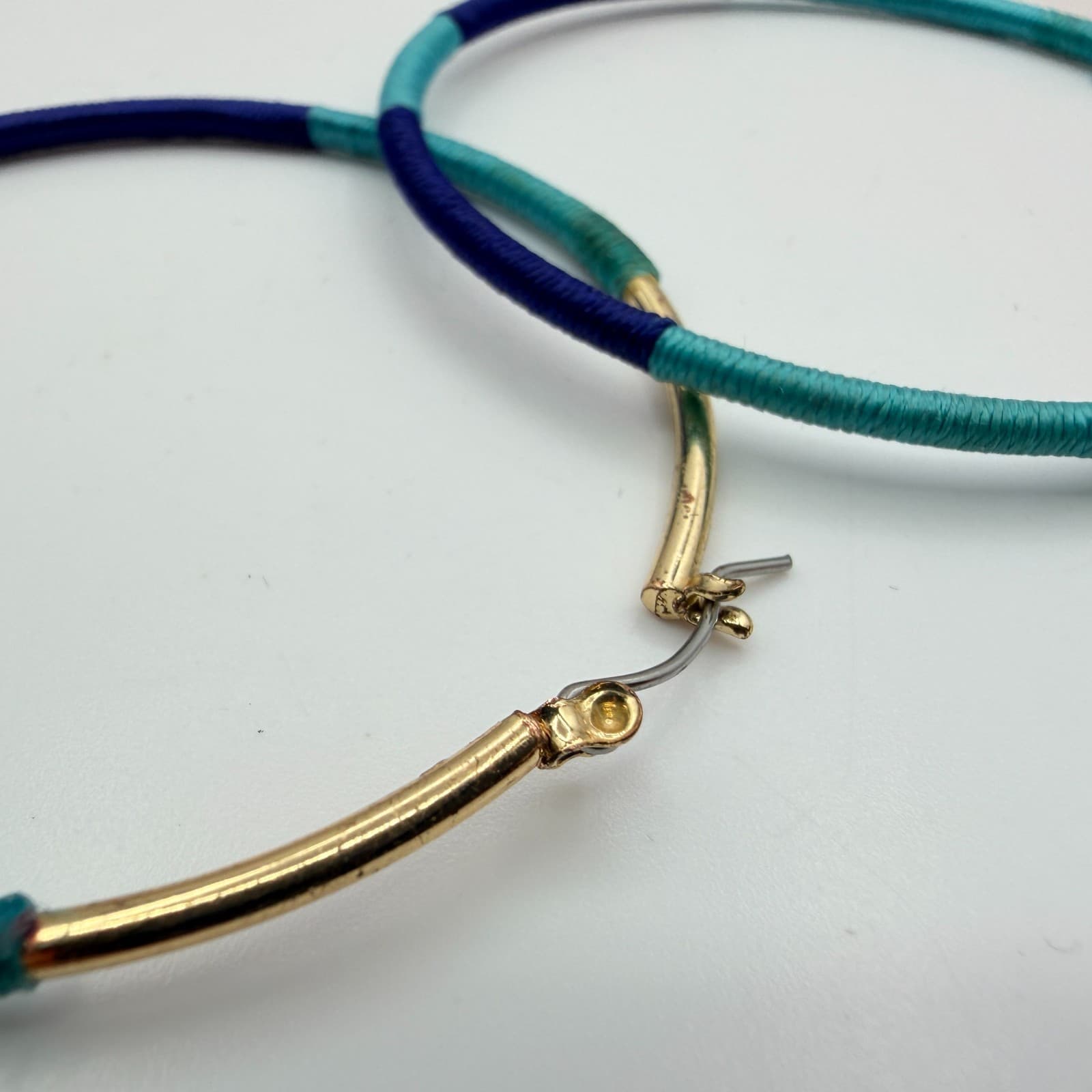 Vintage 90s Large Hoop Earrings Gold Tone Teal Blue Thread Wrapped Boho Fashion - Thumbnail 5