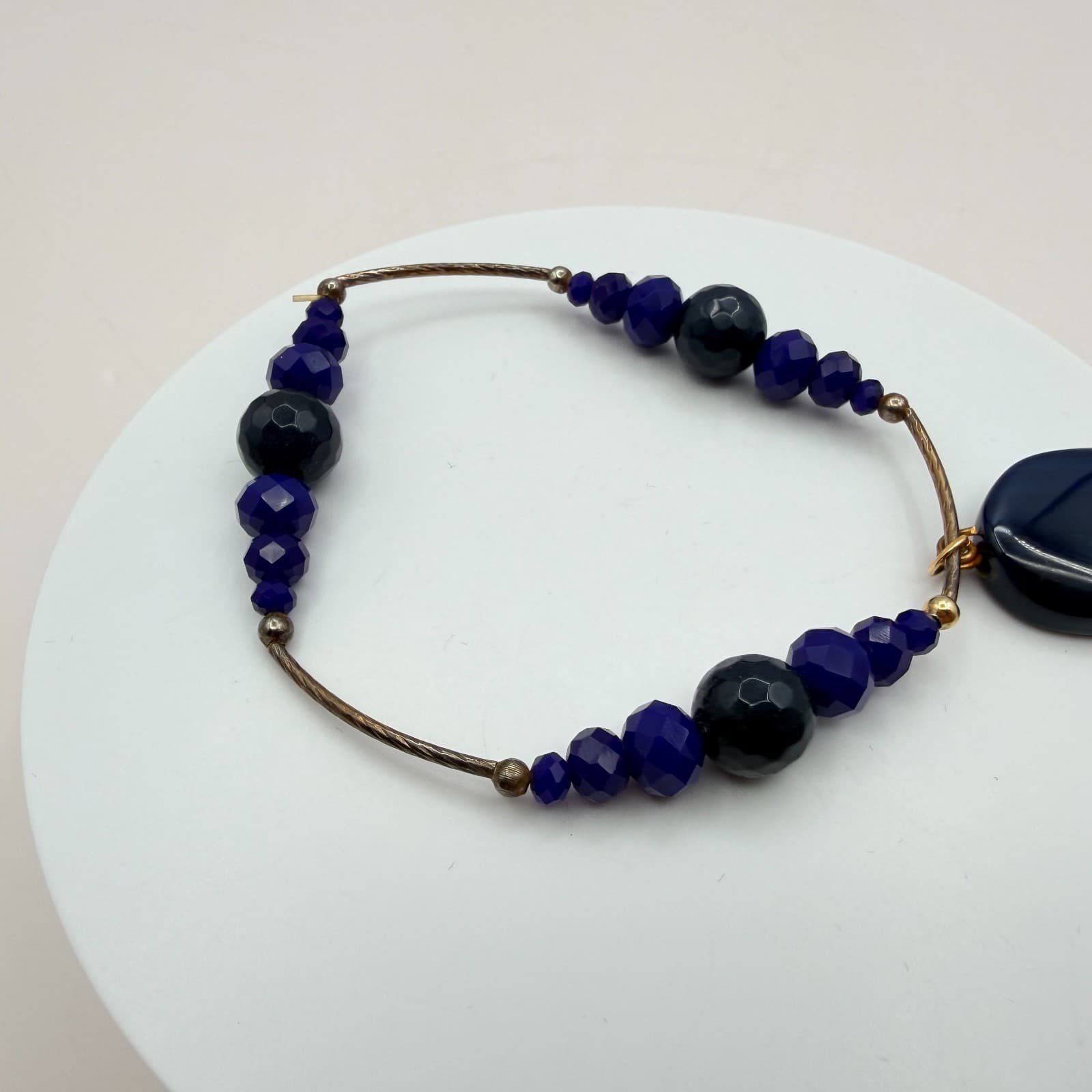 Vintage 90s Cobalt Blue Glass Bead Bangle Bracelet Gold Tone Agate Charm Jewelry - Thumbnail 7