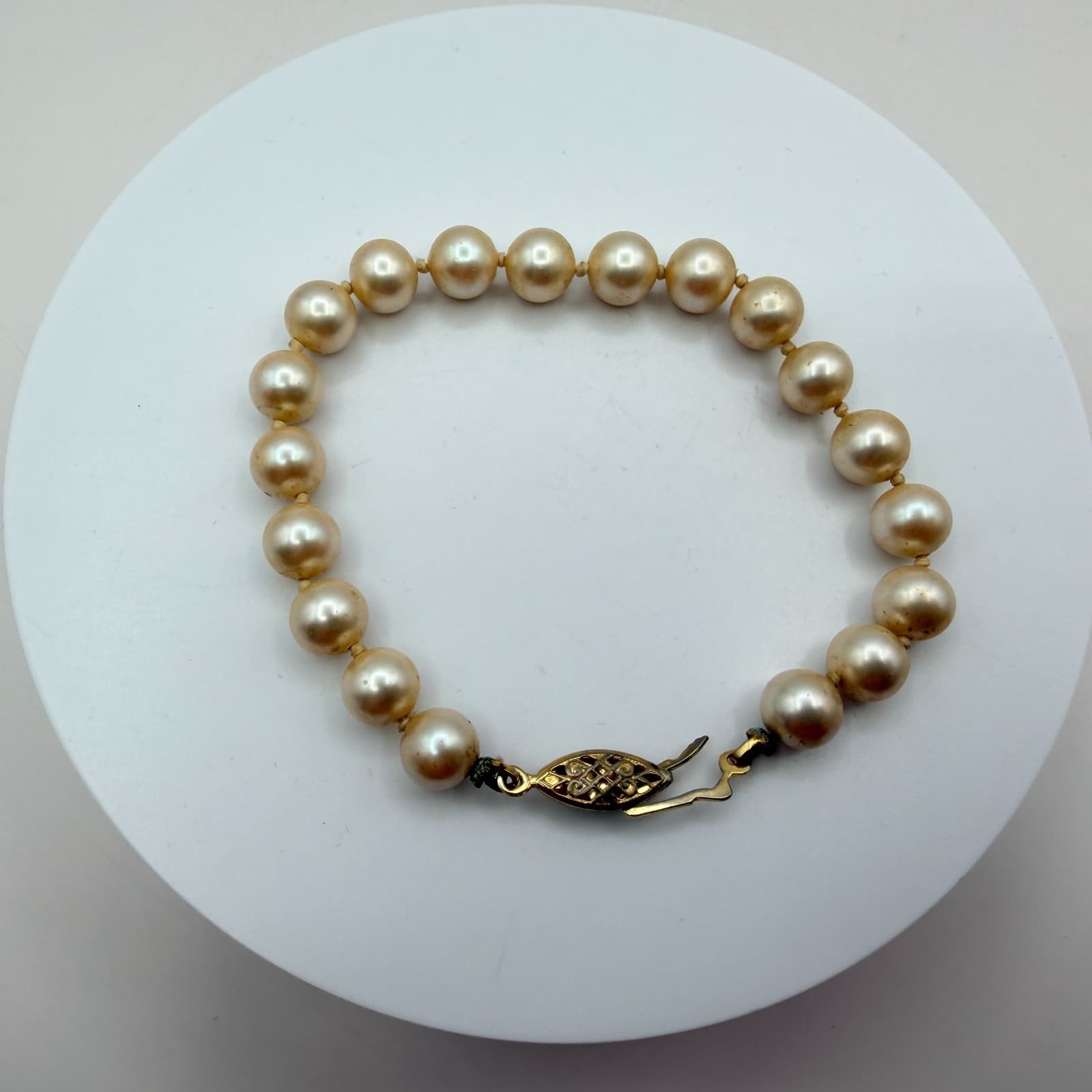 Vintage 90s Gold Tone Cream Faux Pearl Bracelet Women's Classic Fashion Jewelry - Thumbnail 7