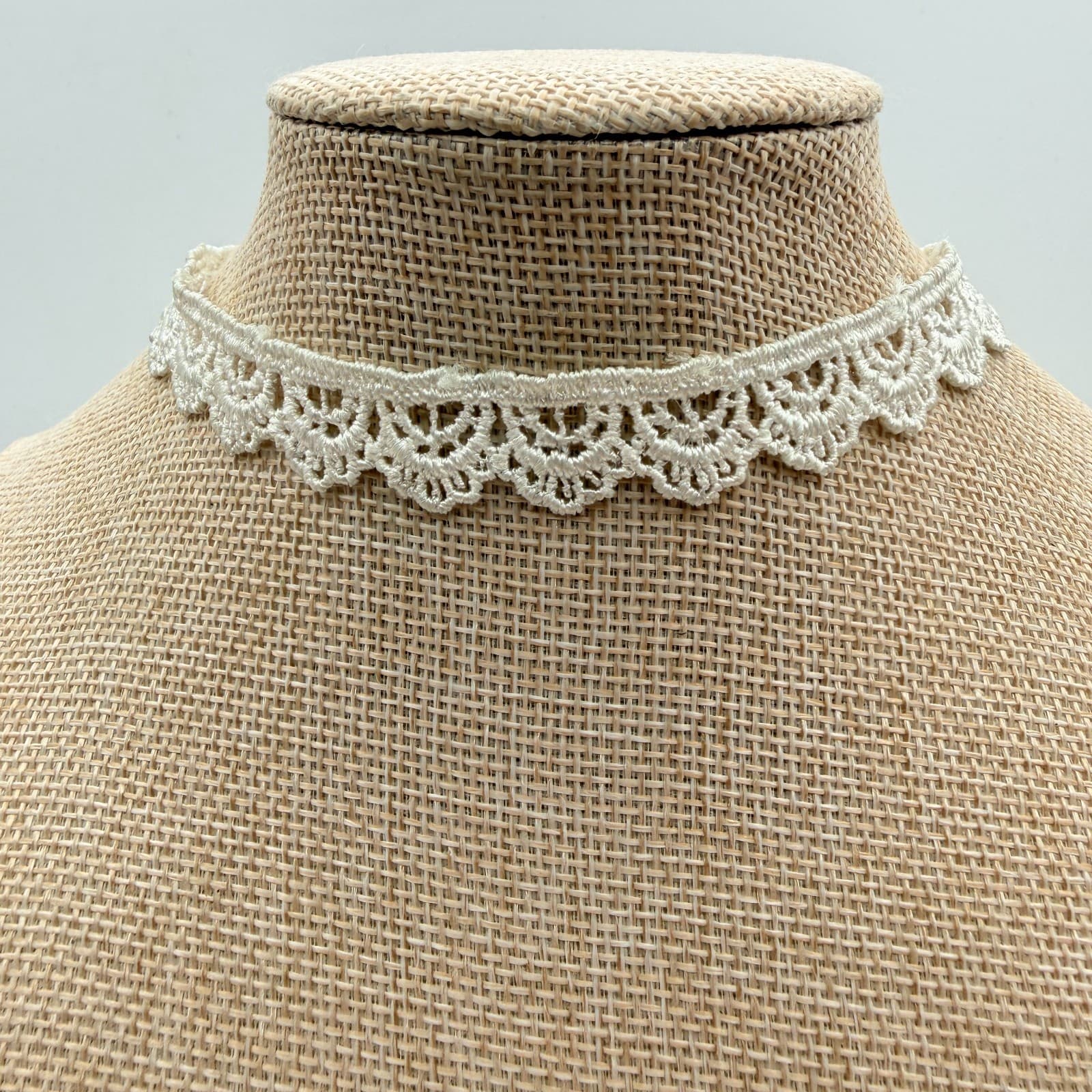VTG Y2K Silver Tone Cream Lace Crochet Choker Necklace Women's Fashion Jewelry - Thumbnail 2