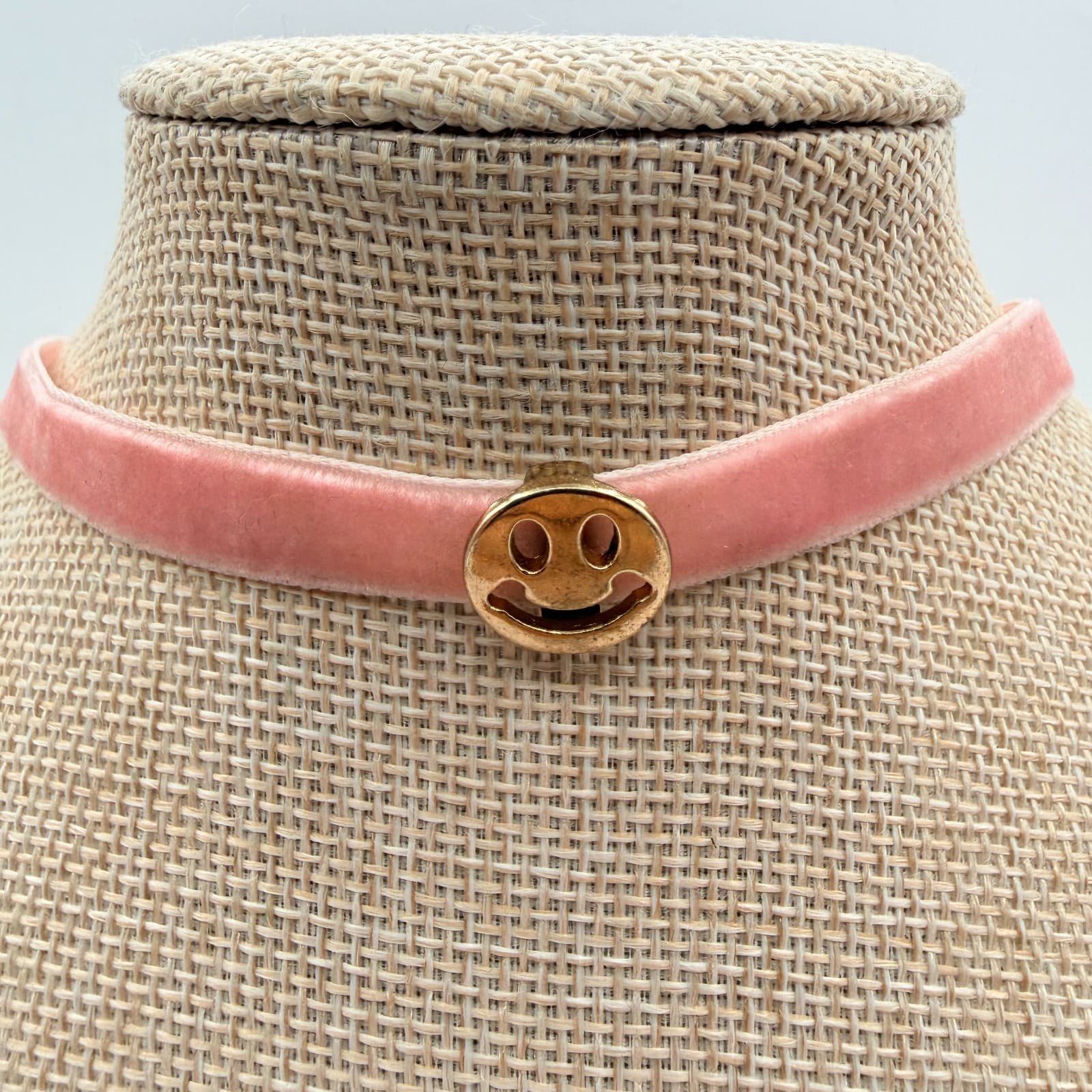 VTG Y2K Gold Tone Smiley Face Charm Pink Velvet Choker Necklace Fashion Jewelry - Thumbnail 2