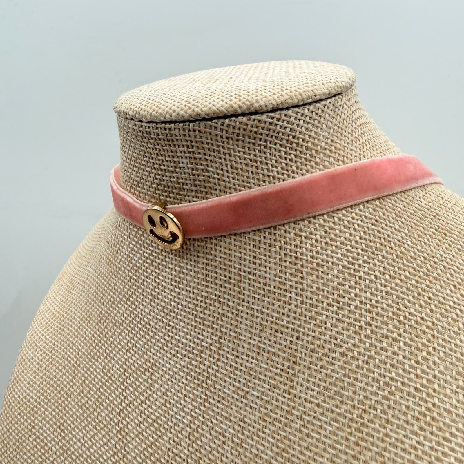 VTG Y2K Gold Tone Smiley Face Charm Pink Velvet Choker Necklace Fashion Jewelry - Thumbnail 5