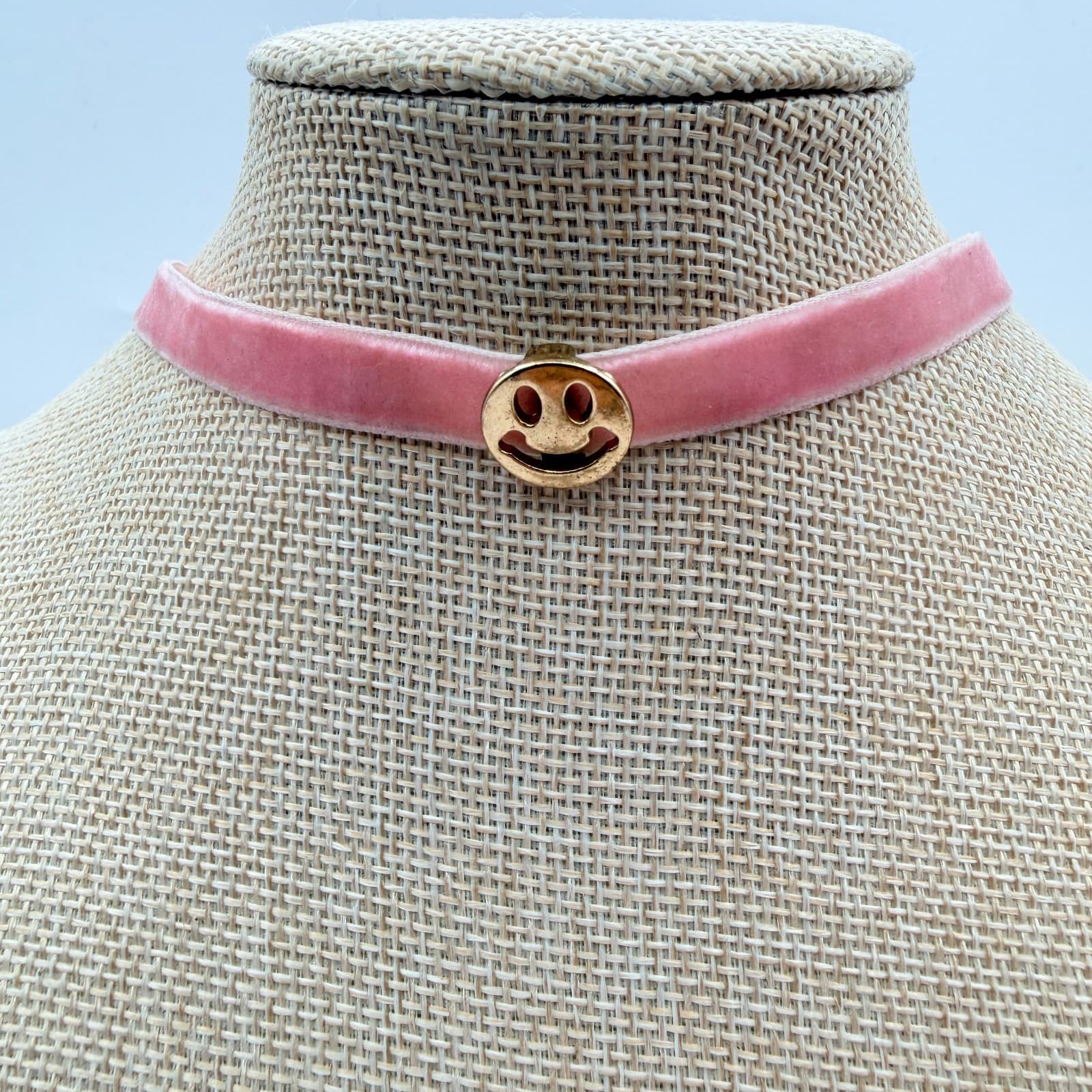 VTG Y2K Gold Tone Smiley Face Charm Pink Velvet Choker Necklace Fashion Jewelry - Thumbnail 8