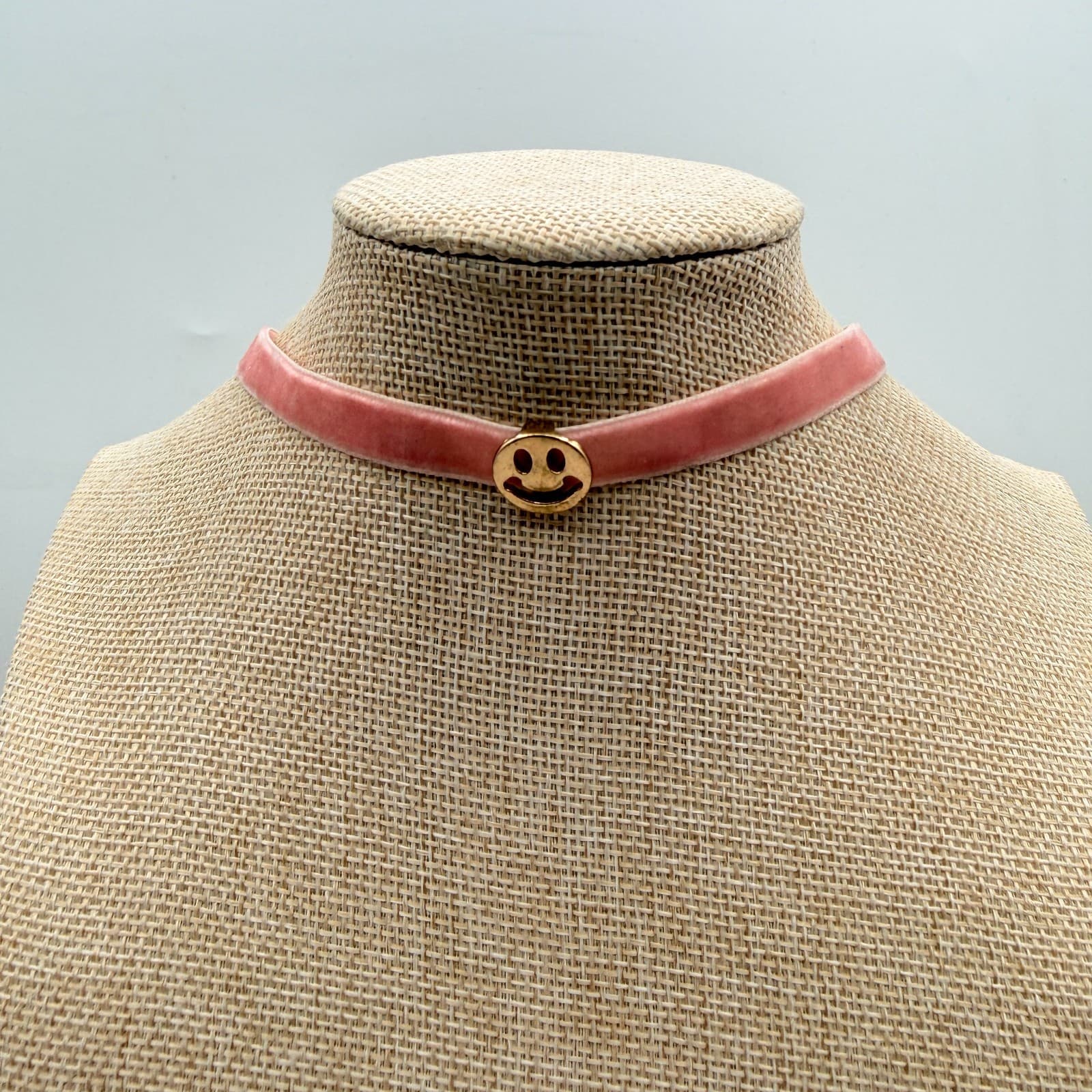 VTG Y2K Gold Tone Smiley Face Charm Pink Velvet Choker Necklace Fashion Jewelry - Thumbnail 7
