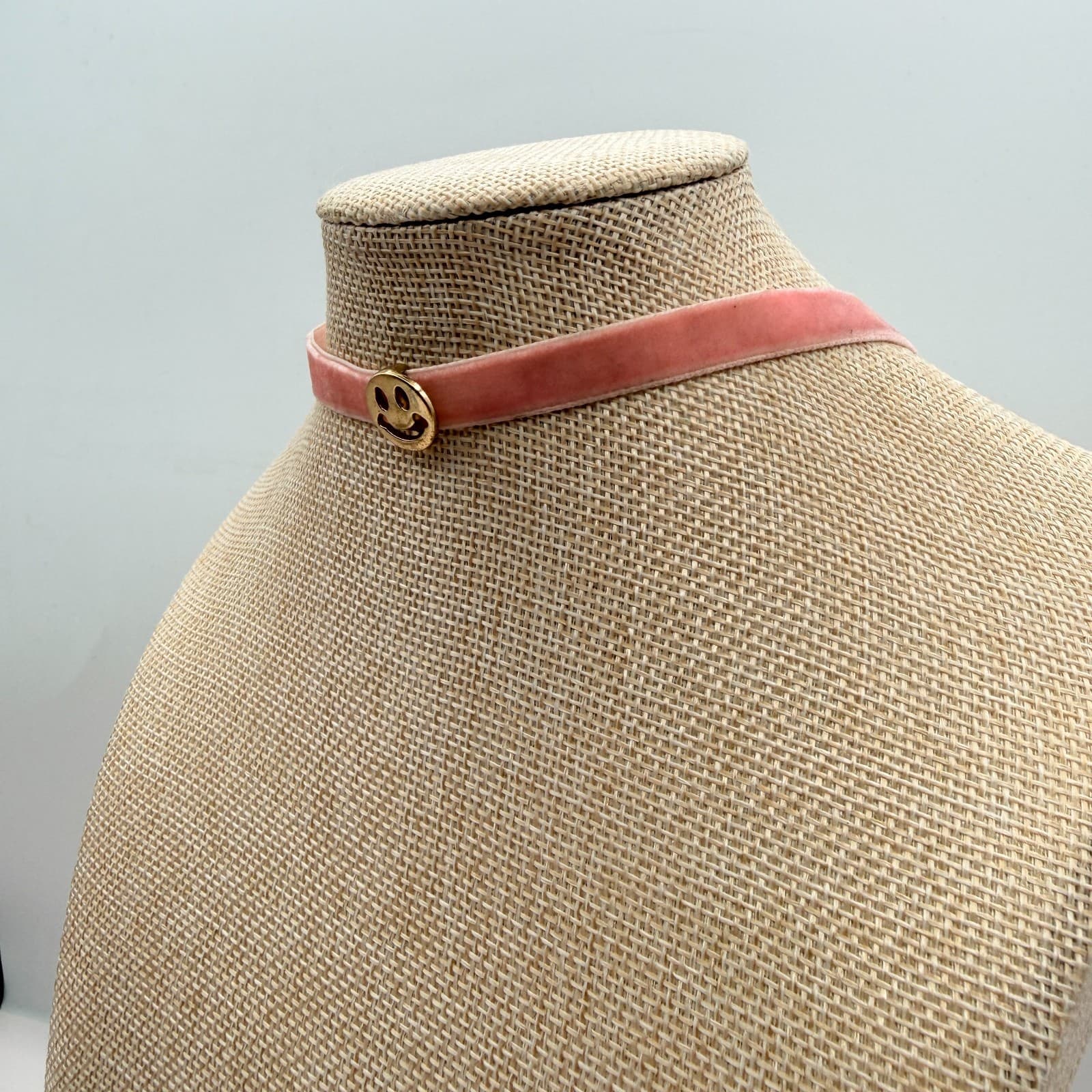VTG Y2K Gold Tone Smiley Face Charm Pink Velvet Choker Necklace Fashion Jewelry - Thumbnail 6