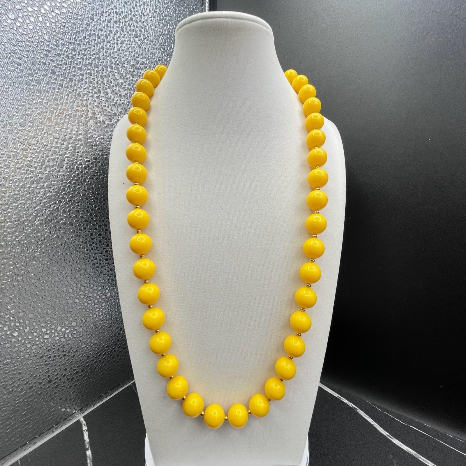 Vintage Yellow Graduated Glossy Retro Fashion Classic Bead Necklace - Image 1