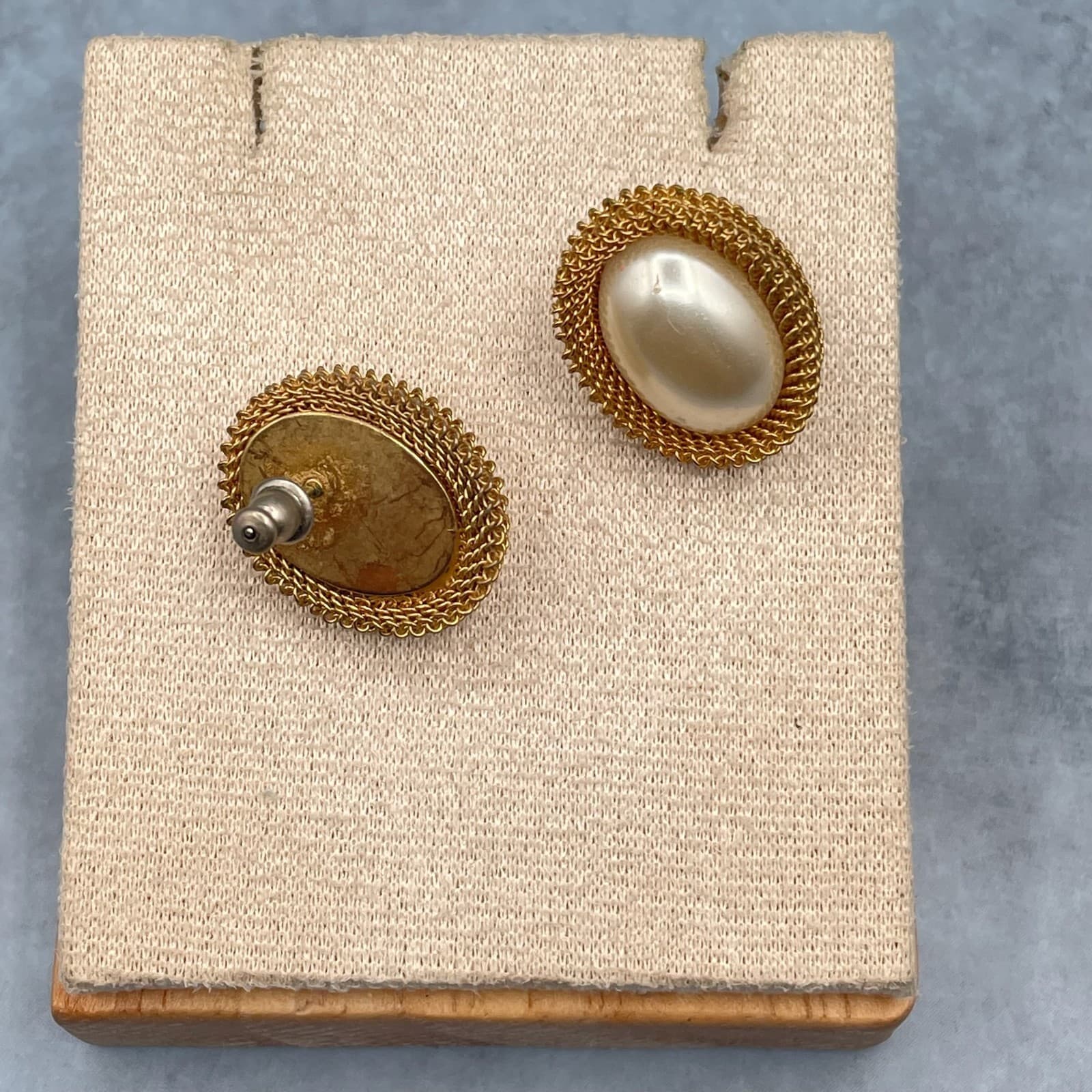 Vintage Faux Pearl Oval Stud Earrings Gold Tone Rope Border Button Style - Thumbnail 8