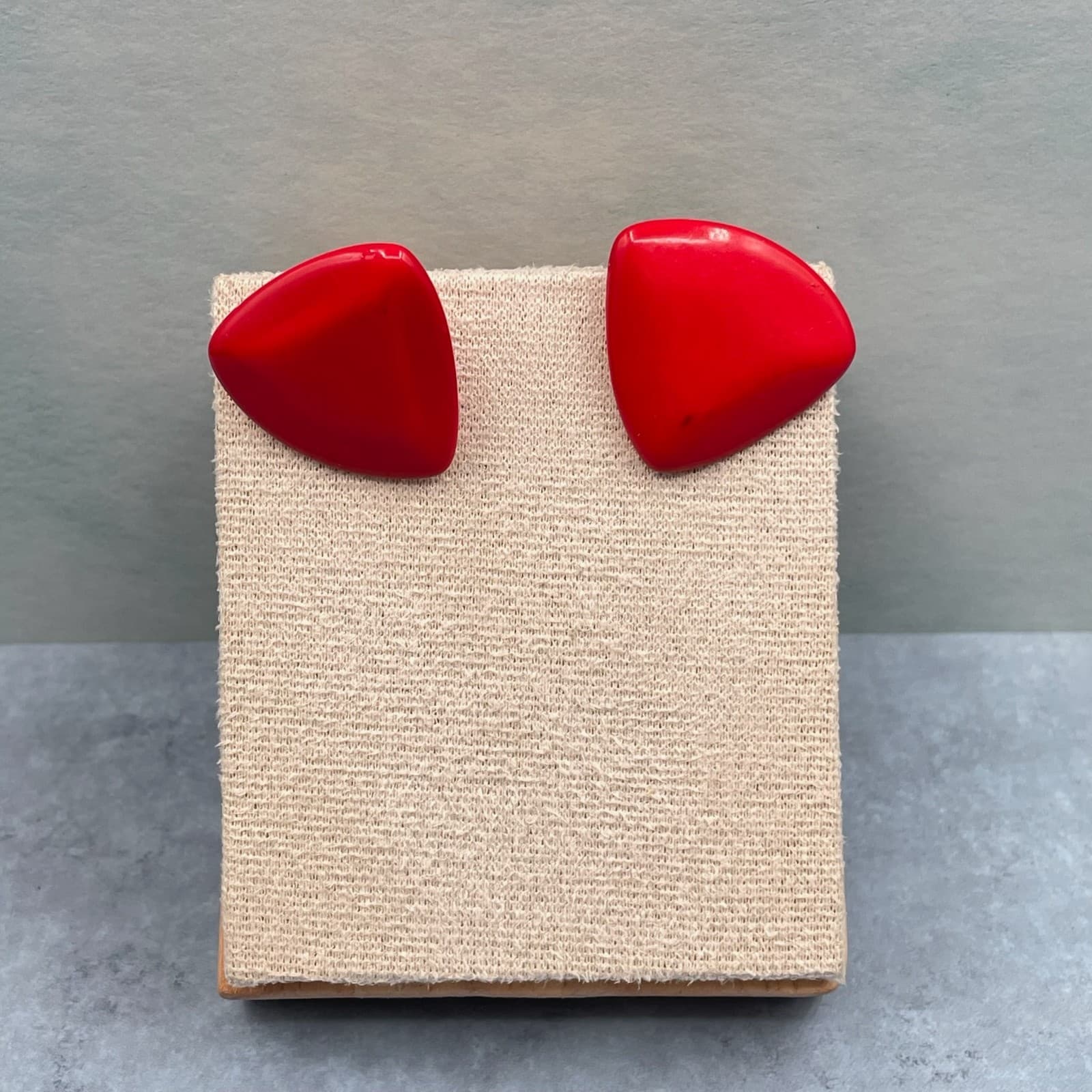 Vintage Bold Red Triangle Geometric Bright Resin Cabochon Post Back Stud - Thumbnail 2