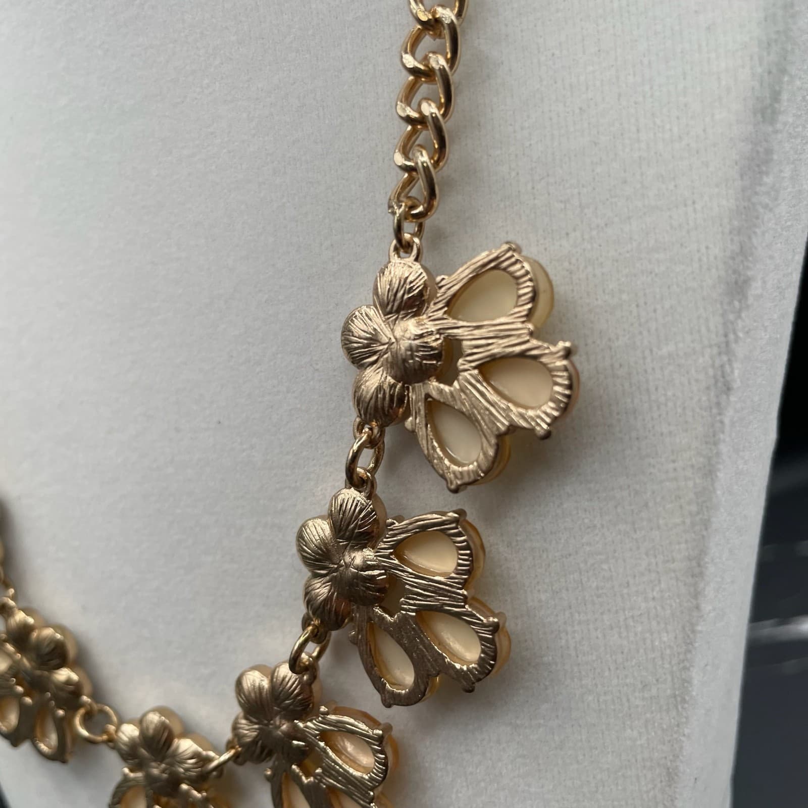 Vintage Faux Opal Rhinestone Gold-Tone Floral Cluster Fashion Bib Necklace - Thumbnail 15