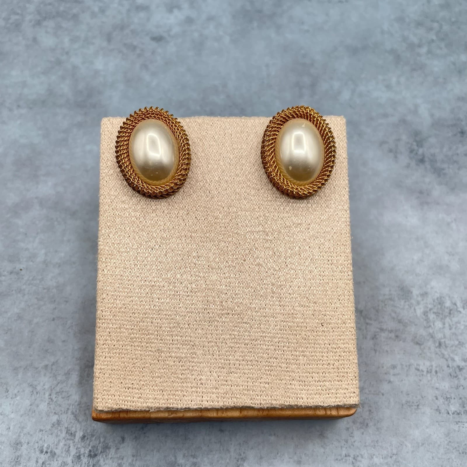 Vintage Faux Pearl Oval Stud Earrings Gold Tone Rope Border Button Style - Thumbnail 4