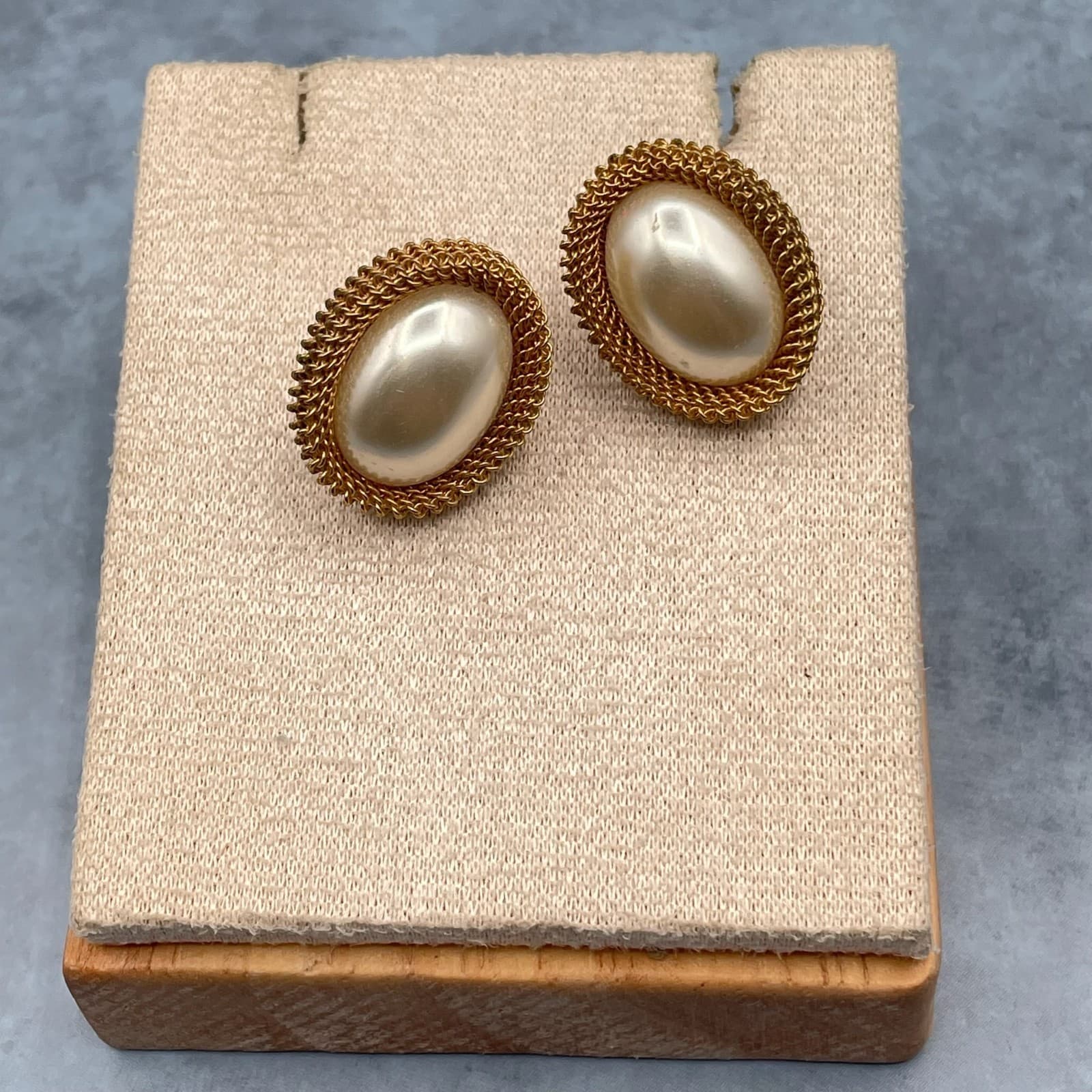 Vintage Faux Pearl Oval Stud Earrings Gold Tone Rope Border Button Style - Thumbnail 9