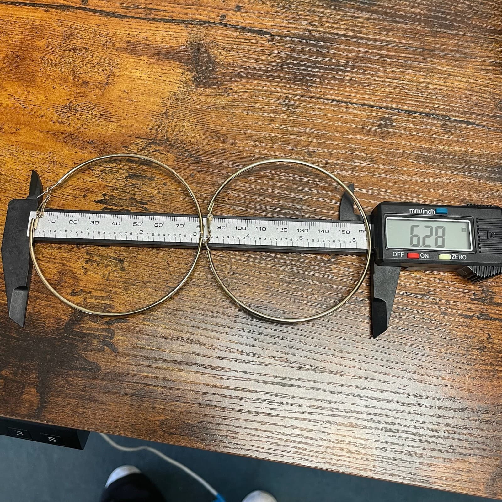 Vintage Large Thin Gold Fashion Jewelry Oversized Classic Modern Hoop Earrings - Thumbnail 4