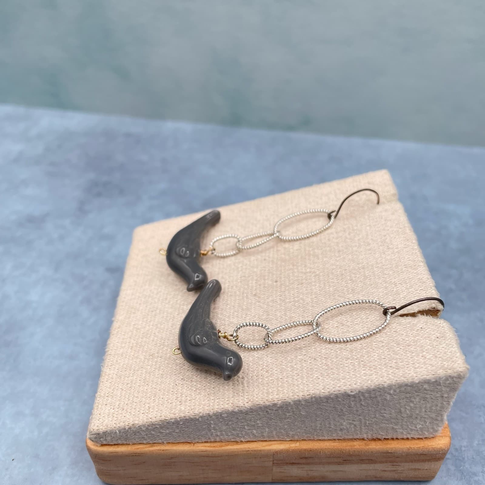 Vintage Gray Resin Bird Earrings Dangle Hook Drop Silver Tone Chain Long - Thumbnail 3