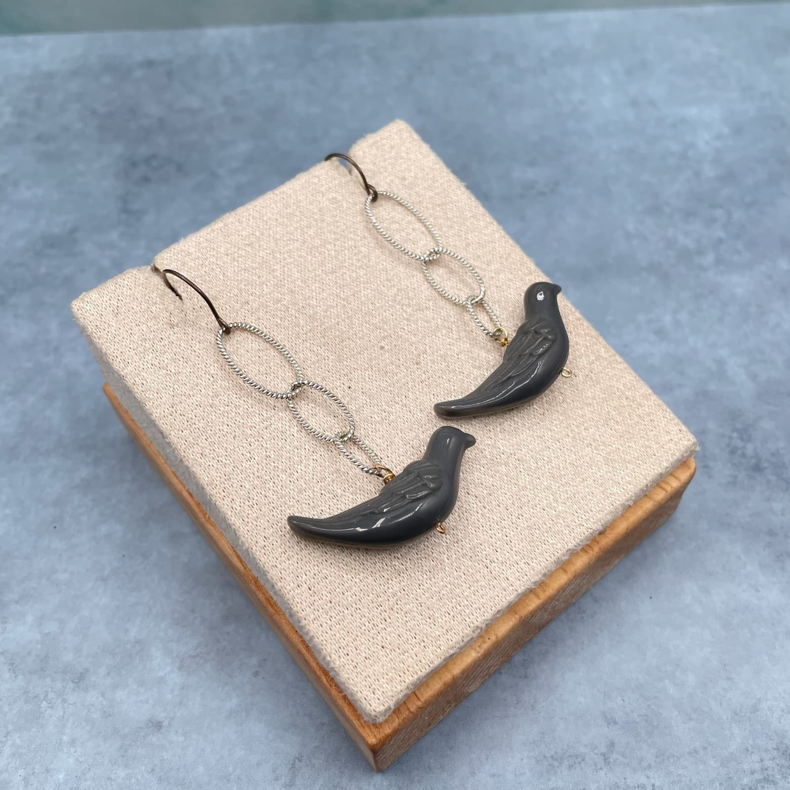 Vintage Gray Resin Bird Earrings Dangle Hook Drop Silver Tone Chain Long - Thumbnail 4