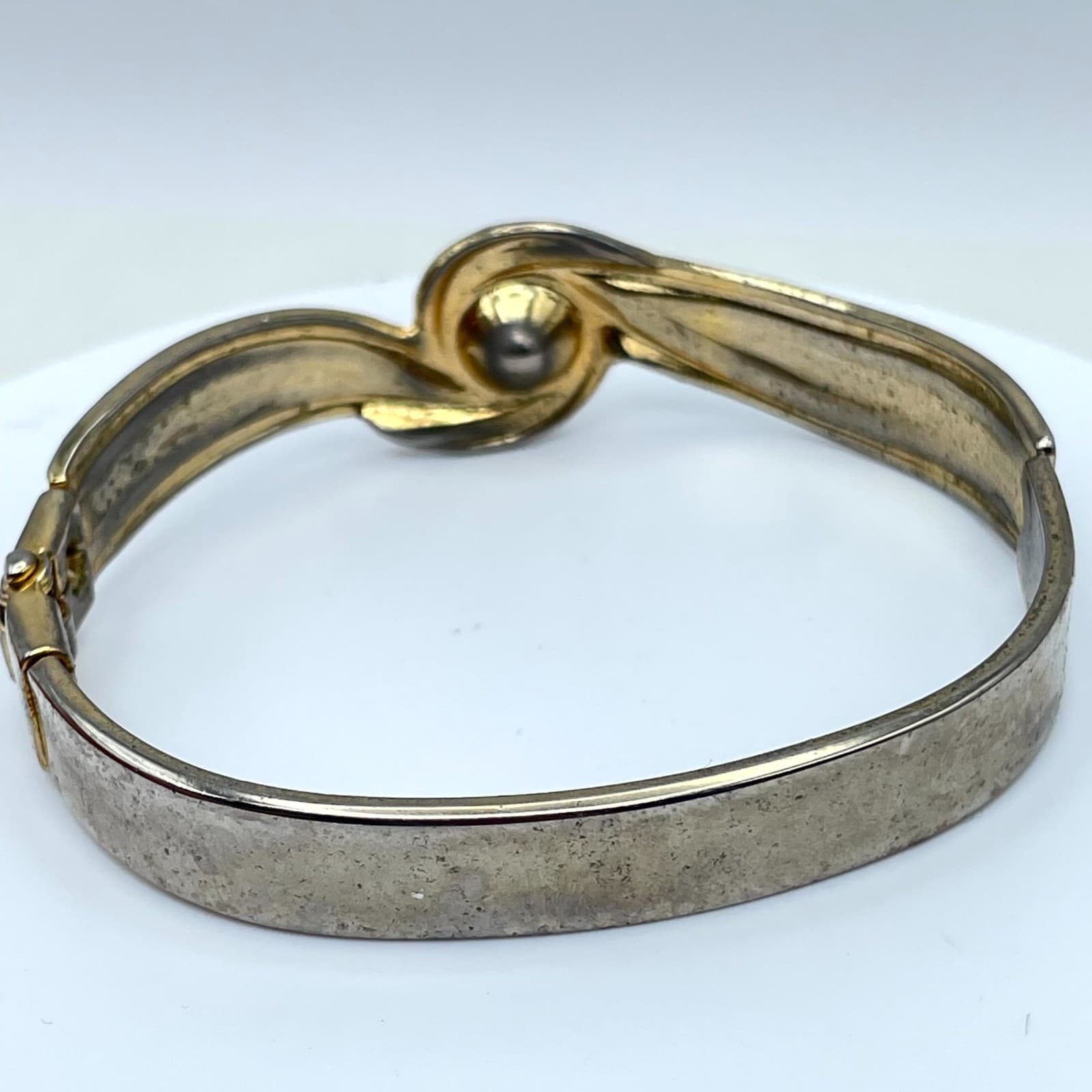 Vintage 1980 Gold-Tone Classic Fashion Faceted Rhinestone Hinged Bangle Bracelet - Thumbnail 5