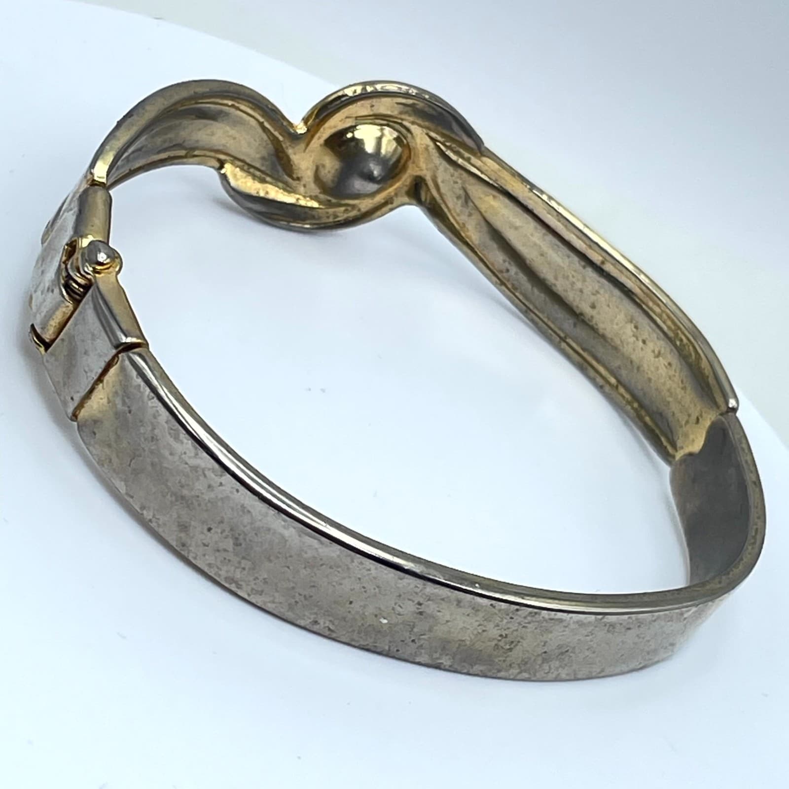 Vintage 1980 Gold-Tone Classic Fashion Faceted Rhinestone Hinged Bangle Bracelet - Thumbnail 6