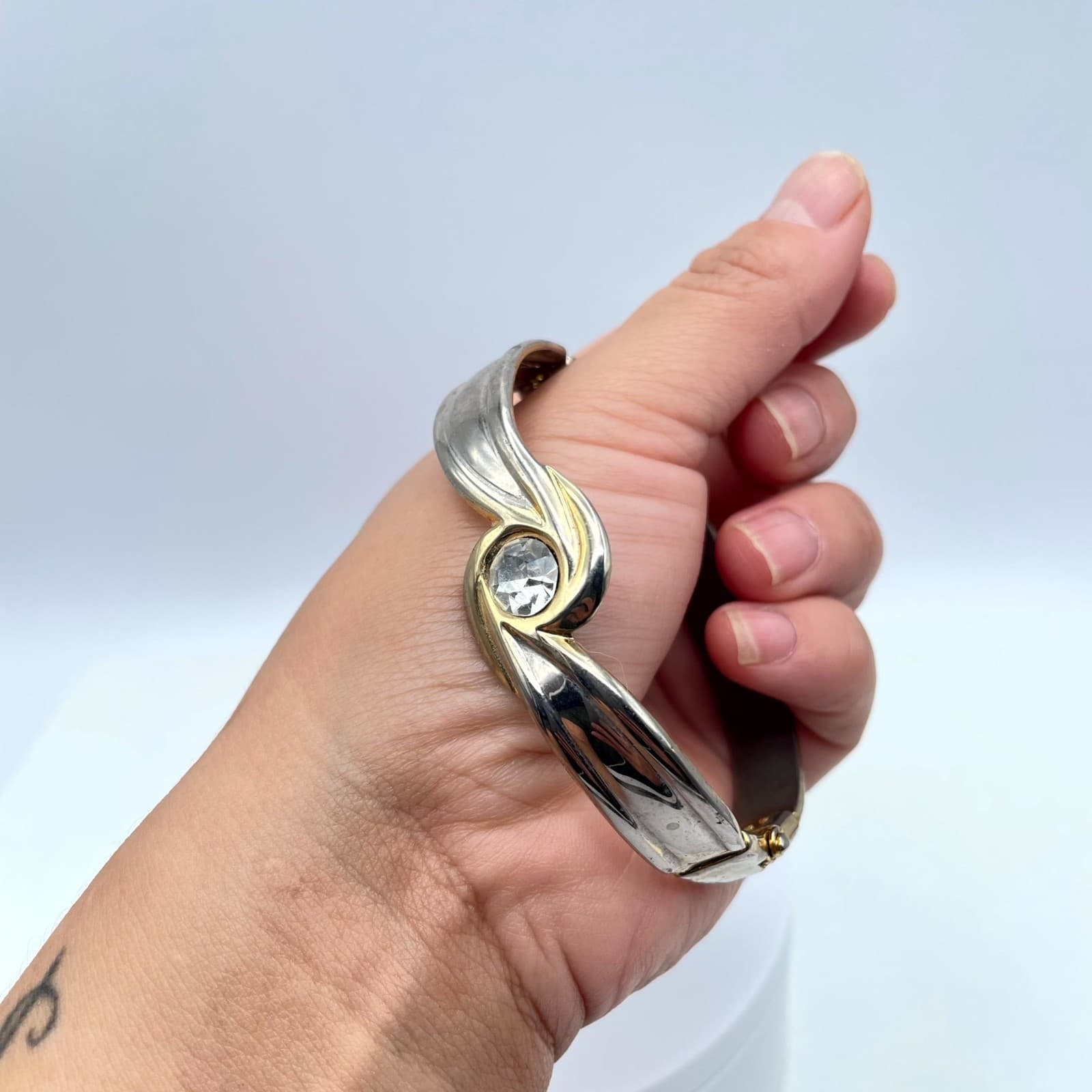 Vintage 1980 Gold-Tone Classic Fashion Faceted Rhinestone Hinged Bangle Bracelet - Thumbnail 7