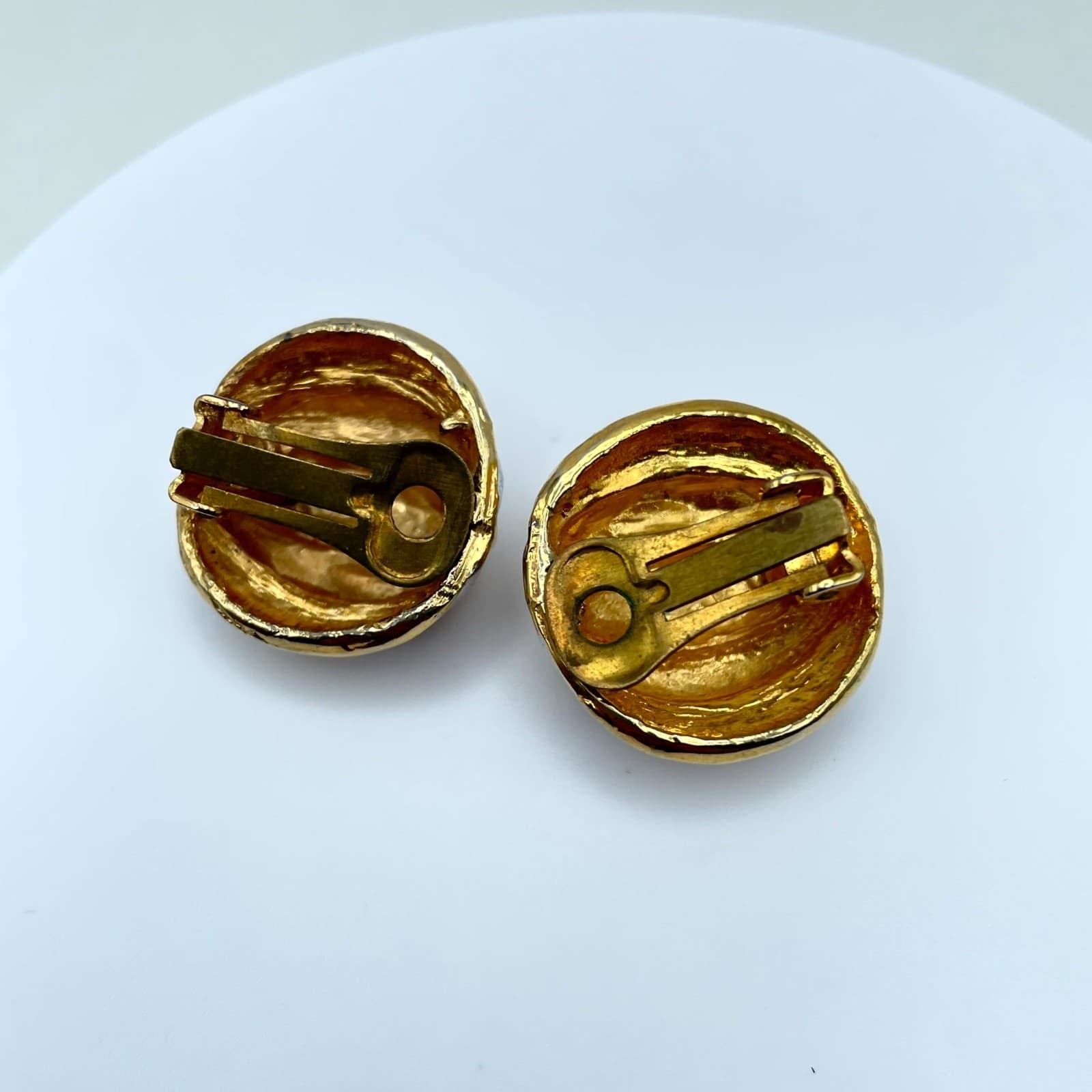 Vintage Glamour Two-Tone Classic Fashion Engraved Ribbed Button Clip-On Earrings - Thumbnail 4