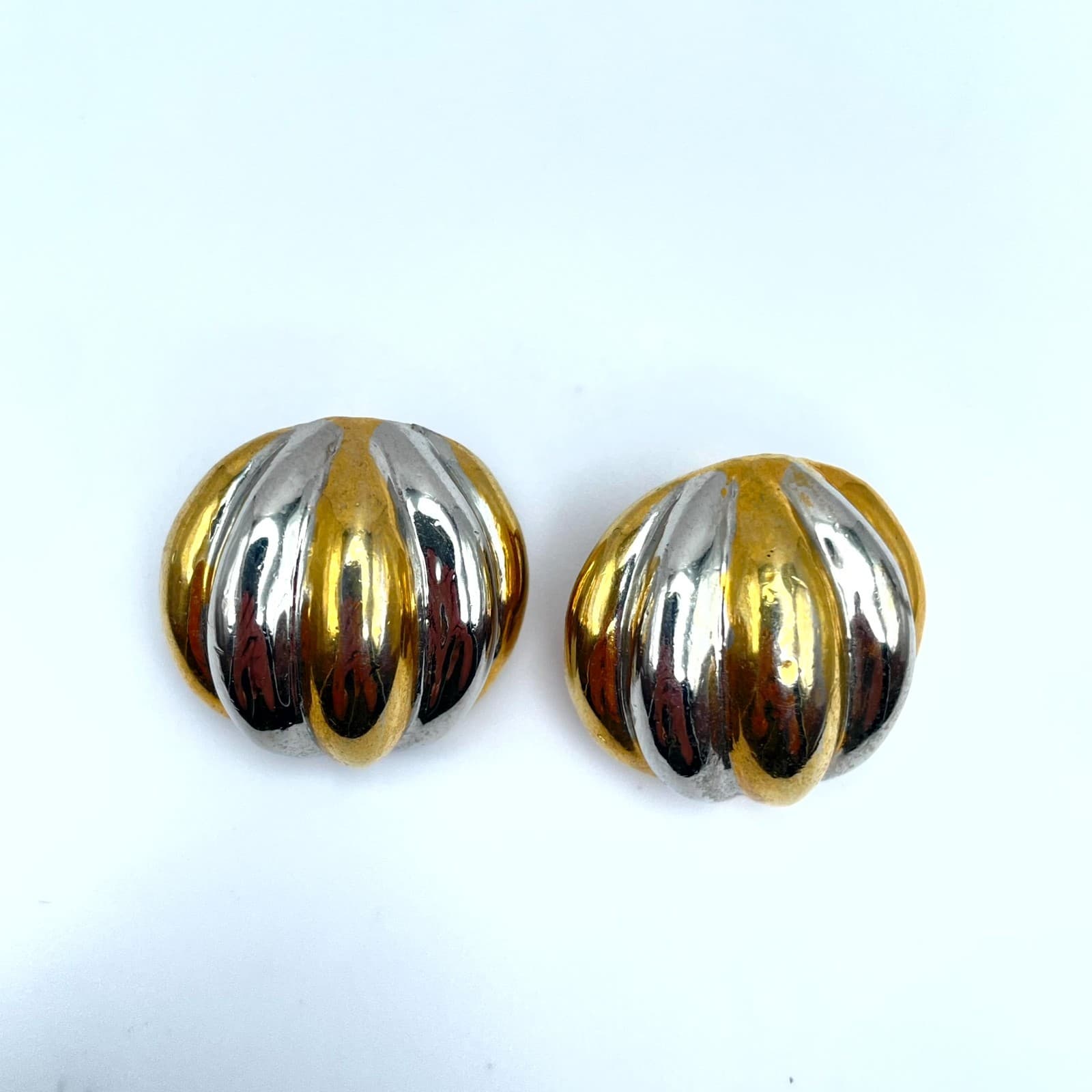 Vintage Glamour Two-Tone Classic Fashion Engraved Ribbed Button Clip-On Earrings - Thumbnail 5