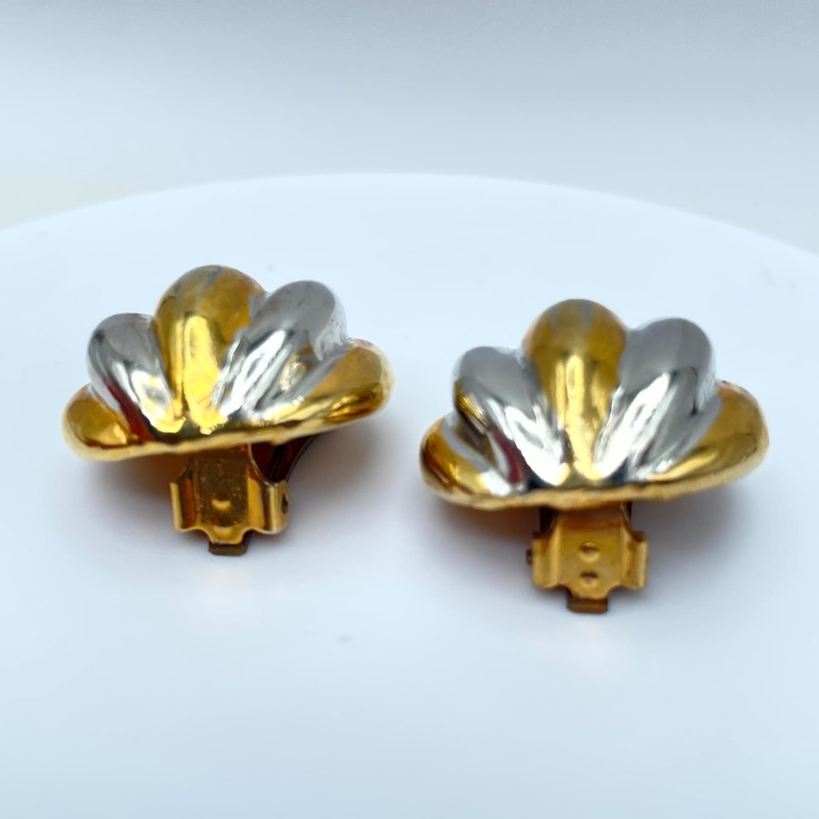 Vintage Glamour Two-Tone Classic Fashion Engraved Ribbed Button Clip-On Earrings - Thumbnail 8