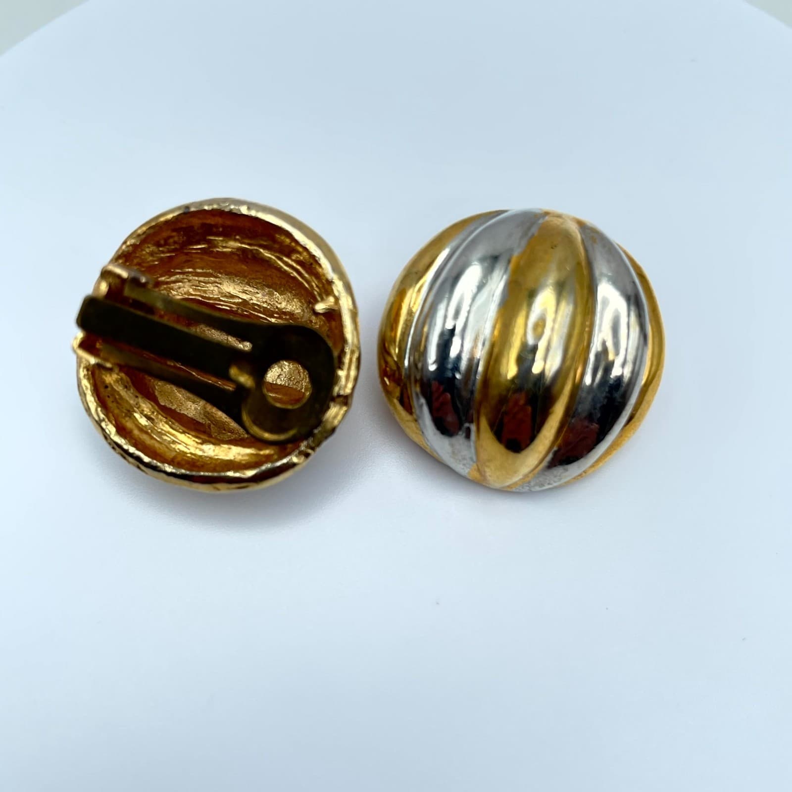 Vintage Glamour Two-Tone Classic Fashion Engraved Ribbed Button Clip-On Earrings - Thumbnail 3
