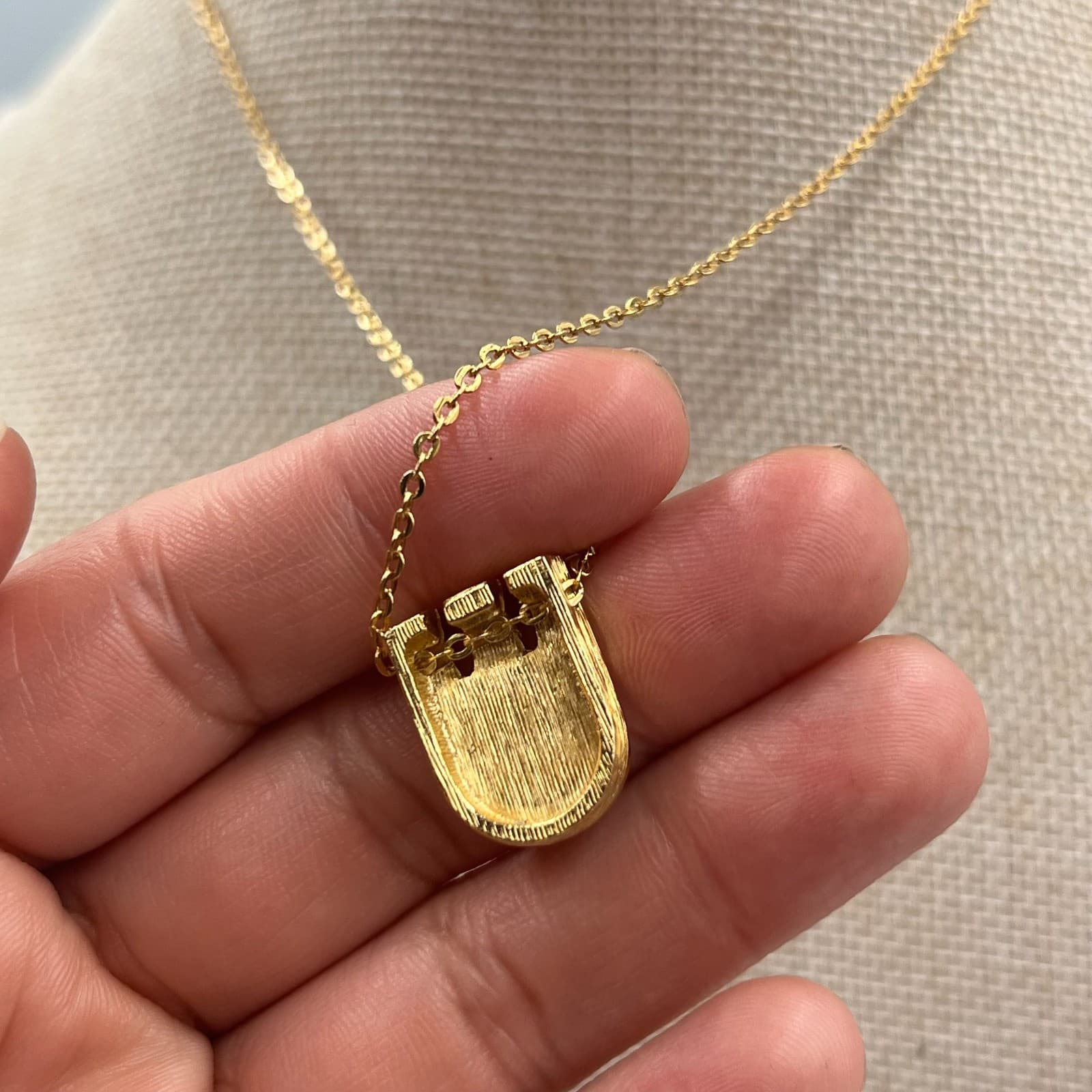 Modernist Green Enamel Pendant Necklace Gold Tone Vtg 1970s Statement Jewelry - Thumbnail 4