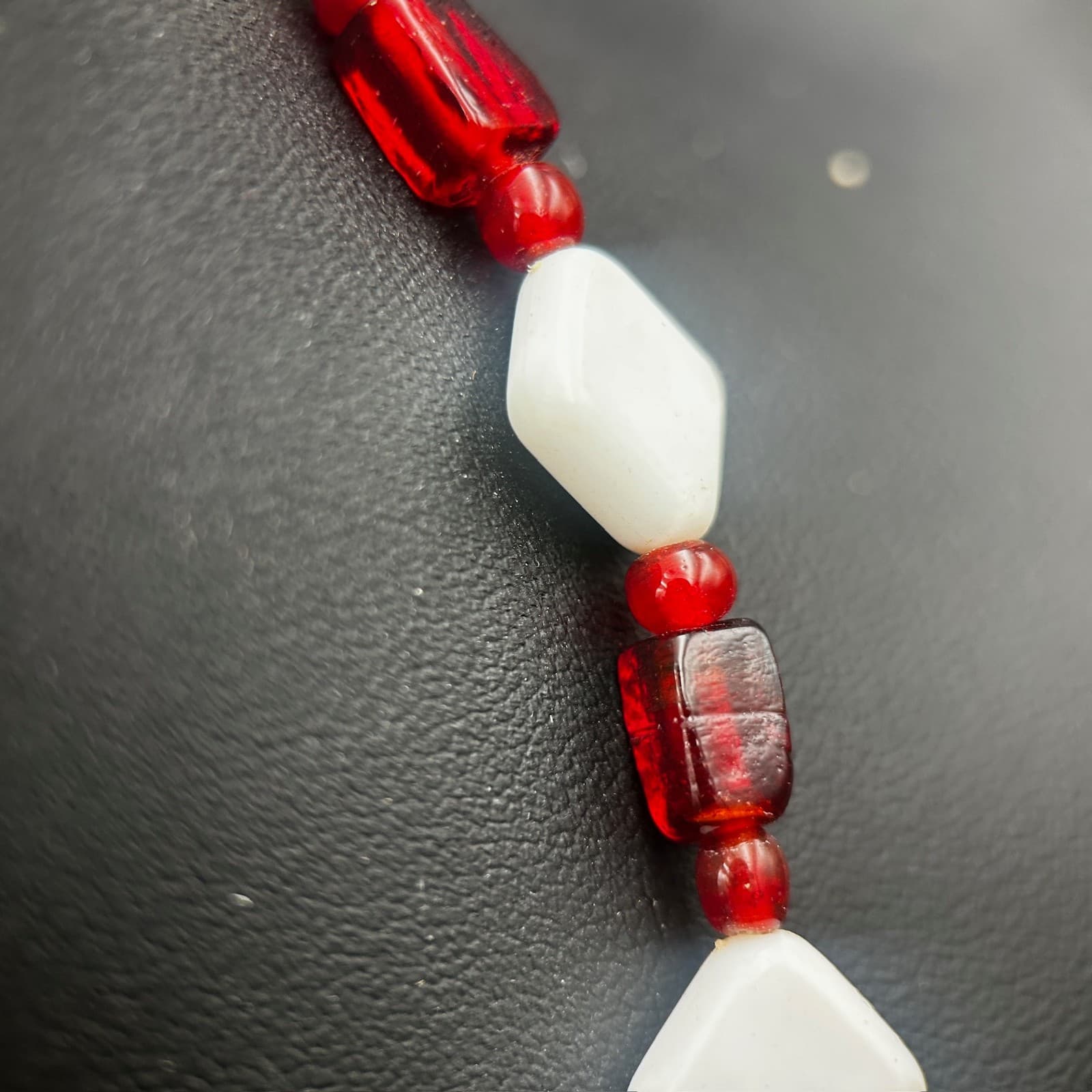 Vintage 21" Red & White Beaded Necklace Geometric Acrylic Beads Retro Jewelry - Thumbnail 10