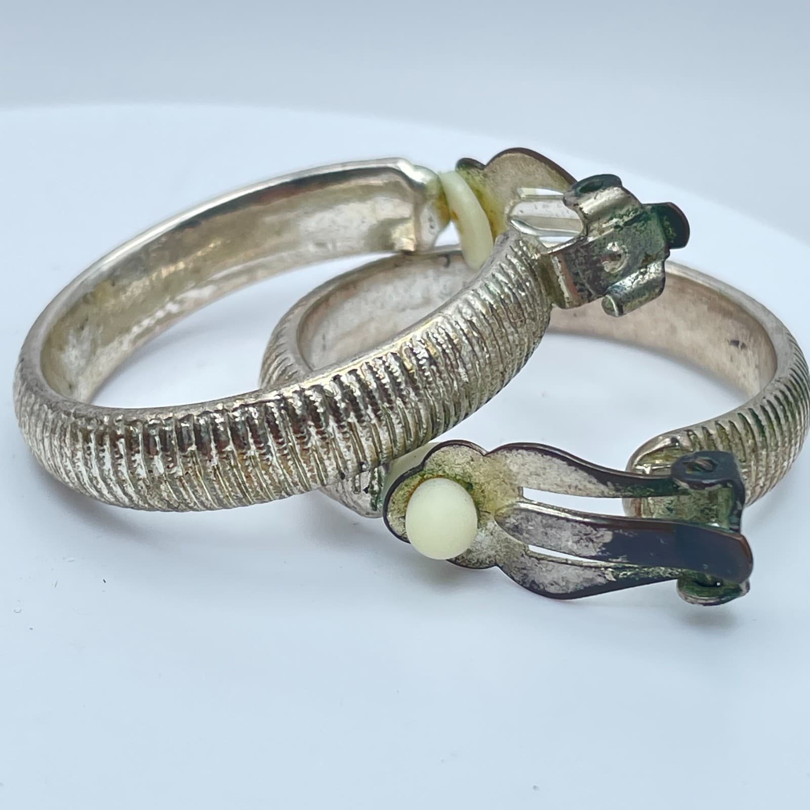 Vintage 90s Silver Tone Ribbed Hoop Earrings Textured Classic Fashion Jewelry - Image 1