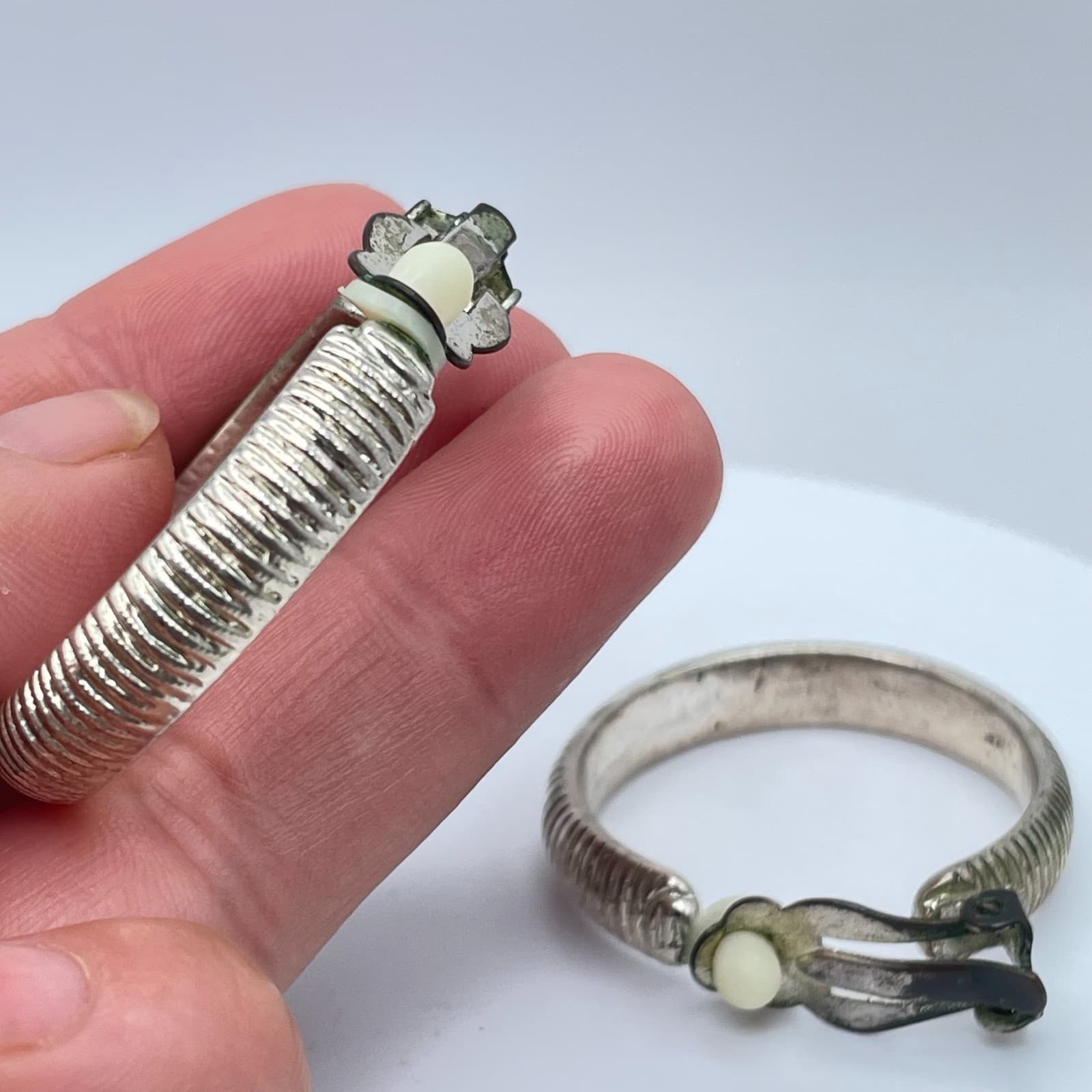 Vintage 90s Silver Tone Ribbed Hoop Earrings Textured Classic Fashion Jewelry - Thumbnail 7