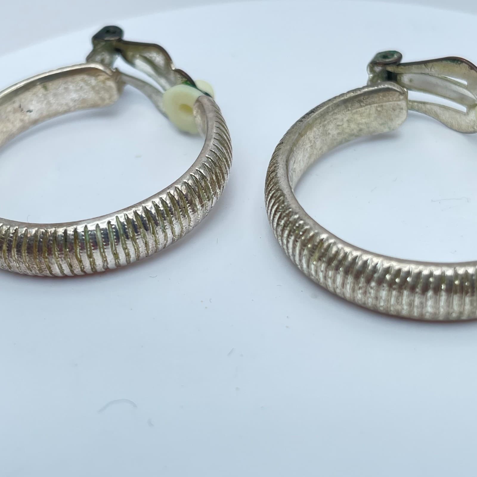 Vintage 90s Silver Tone Ribbed Hoop Earrings Textured Classic Fashion Jewelry - Thumbnail 4