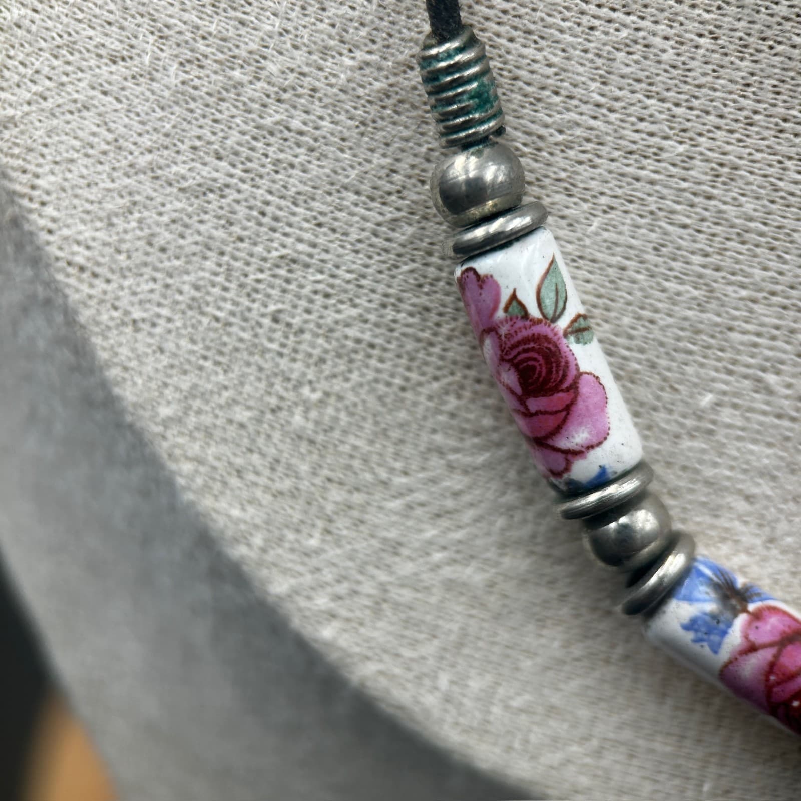 Vintage 16" Floral Ceramic Bead Necklace Leather Cord Boho Artisan Style - Thumbnail 5