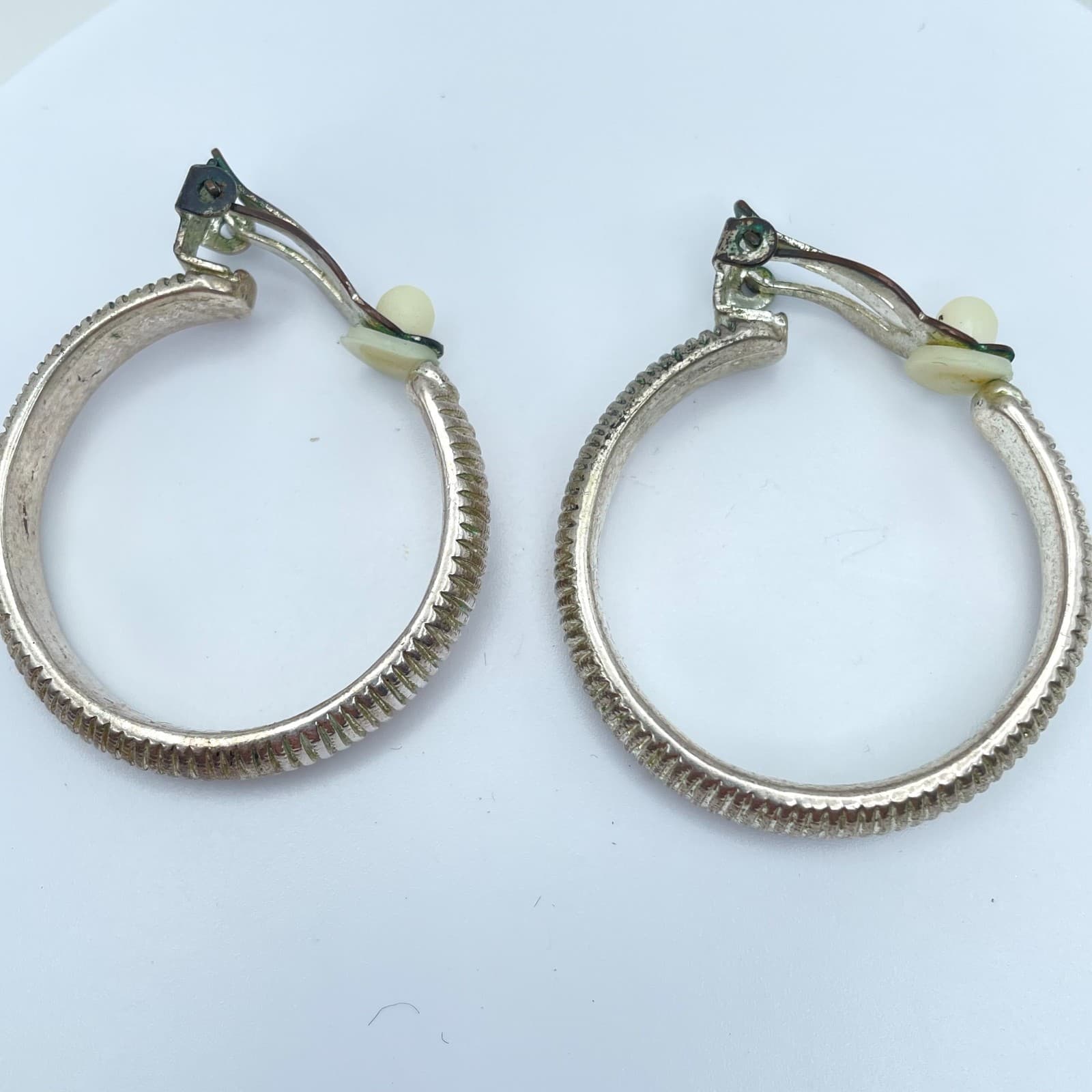 Vintage 90s Silver Tone Ribbed Hoop Earrings Textured Classic Fashion Jewelry - Thumbnail 3
