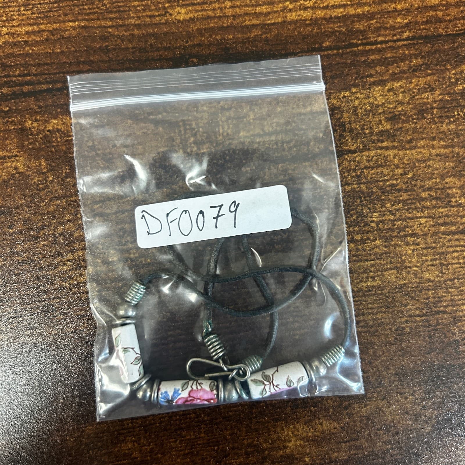 Vintage 16" Floral Ceramic Bead Necklace Leather Cord Boho Artisan Style - Thumbnail 9