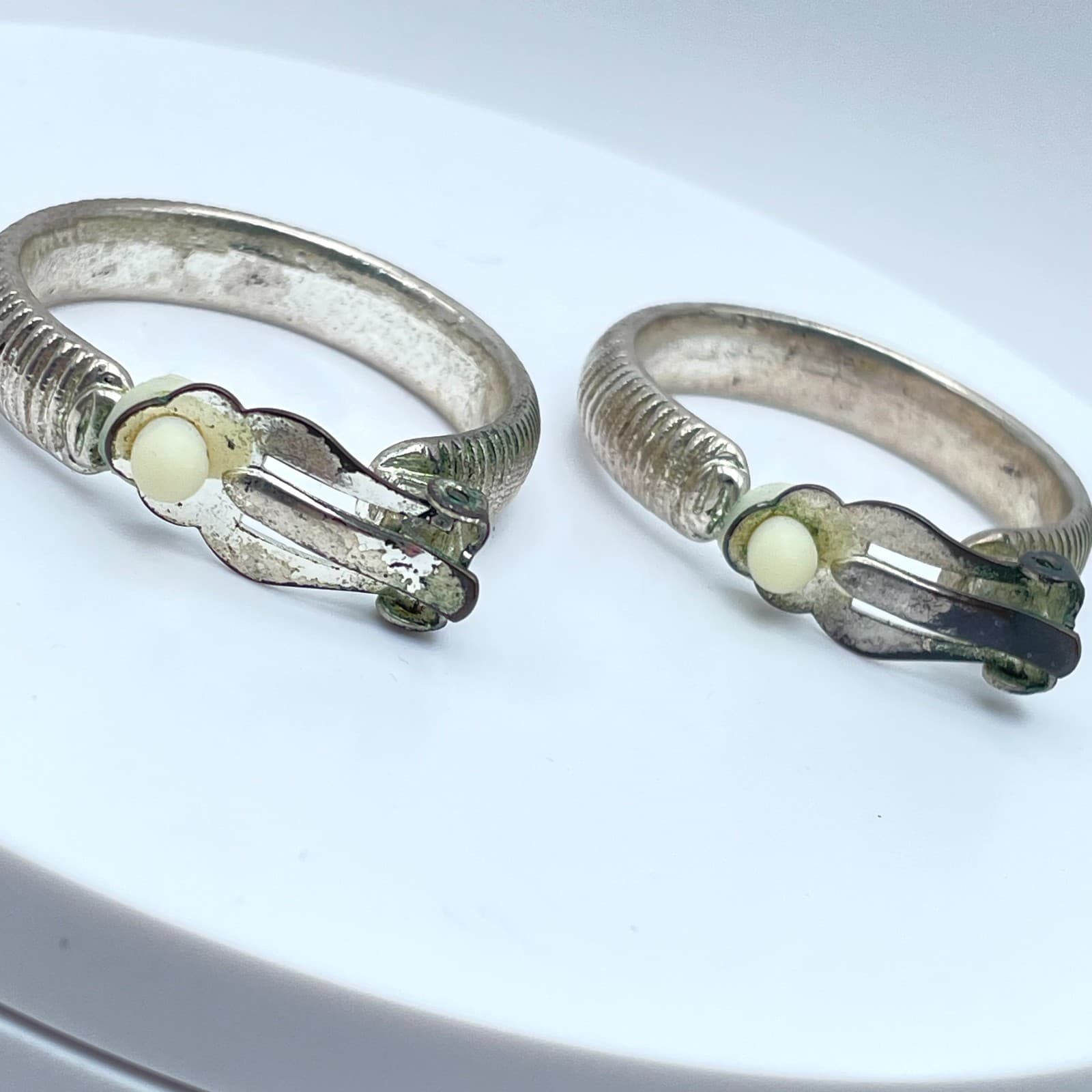 Vintage 90s Silver Tone Ribbed Hoop Earrings Textured Classic Fashion Jewelry - Thumbnail 2