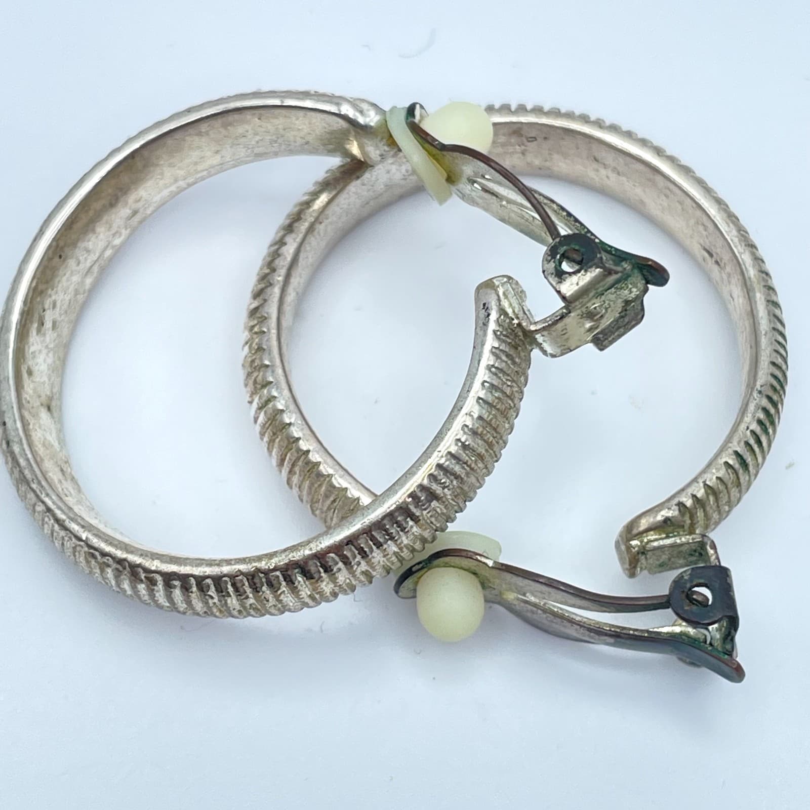 Vintage 90s Silver Tone Ribbed Hoop Earrings Textured Classic Fashion Jewelry - Thumbnail 6